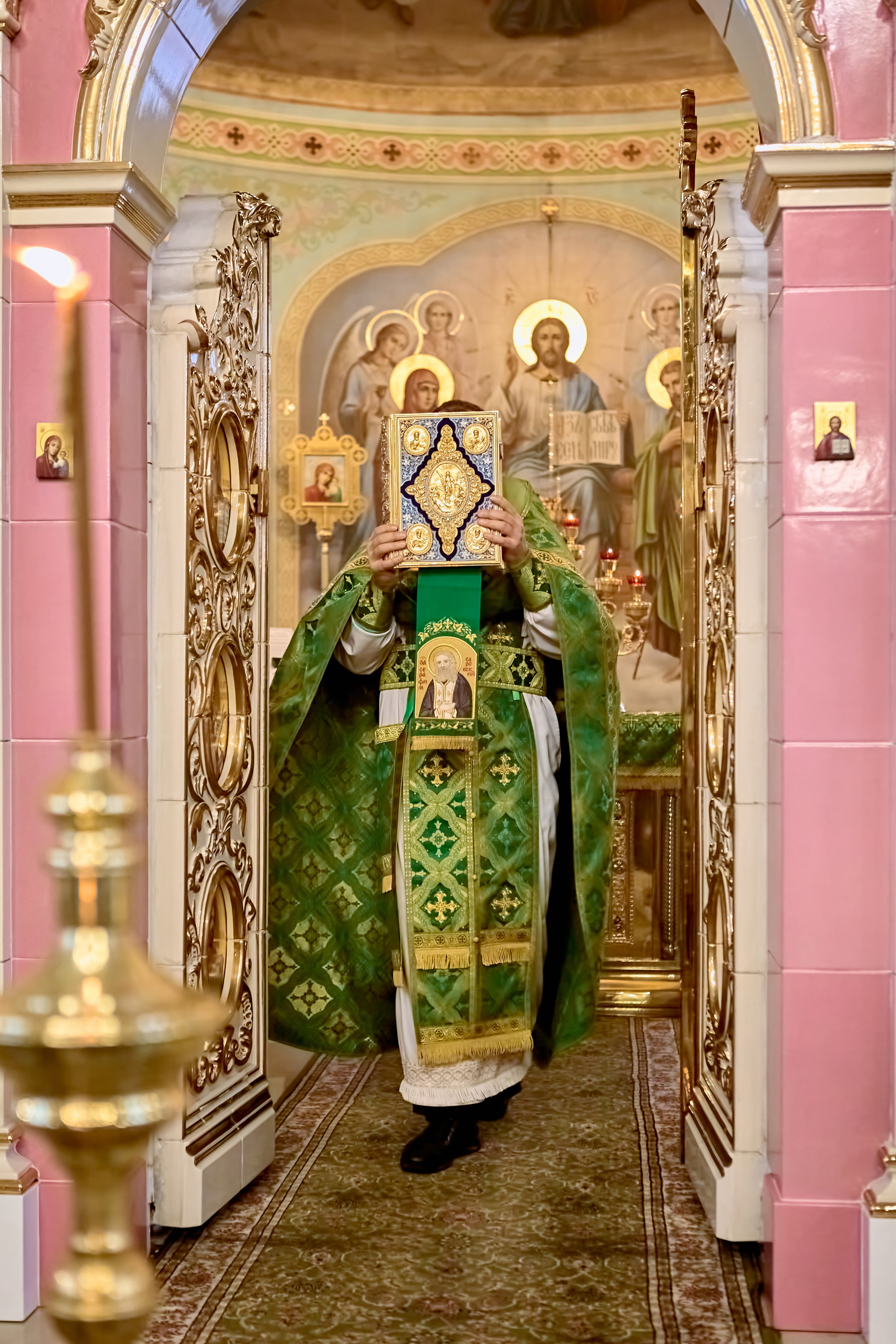 Священник перекрещивает народ Святым Евангелием