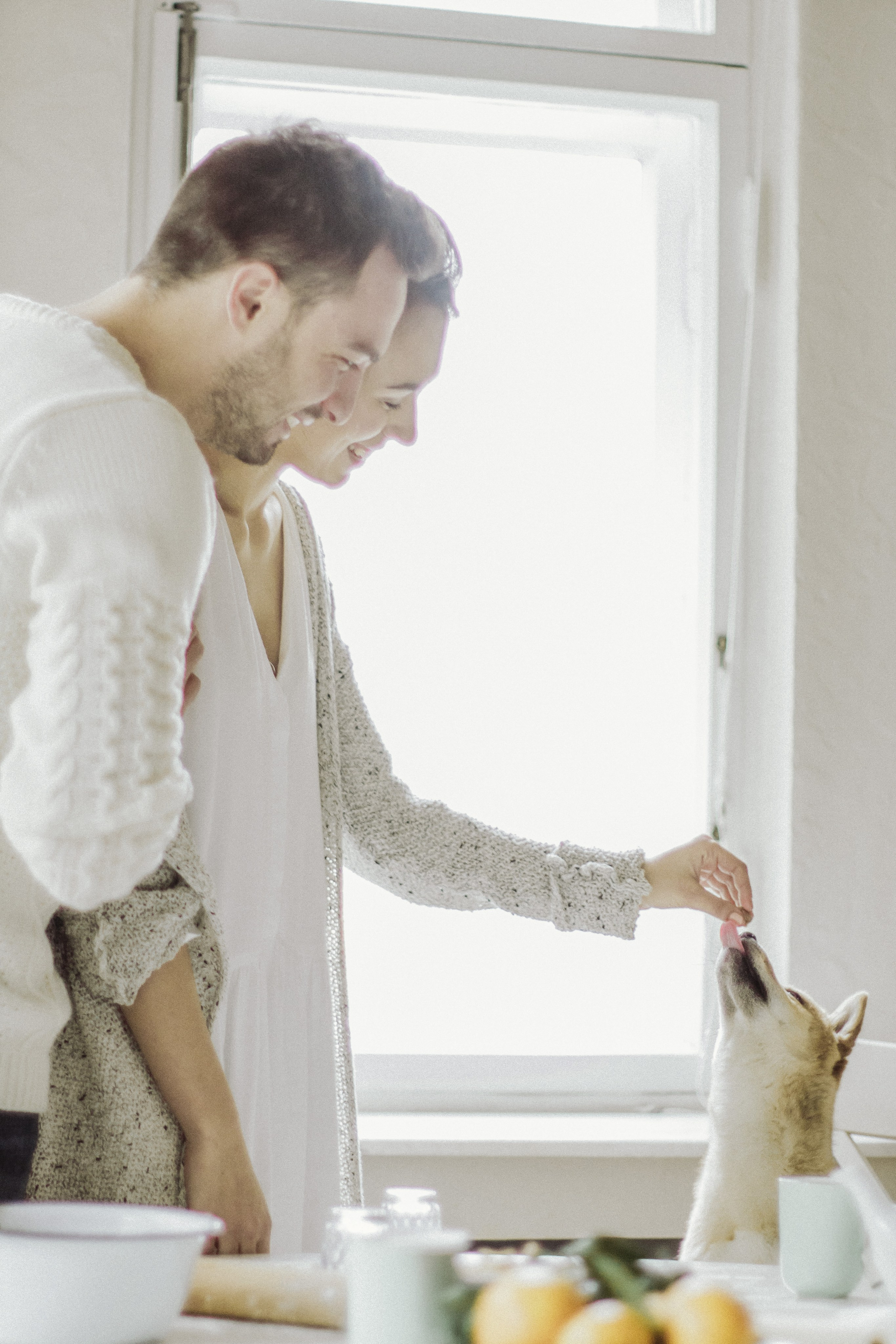 Уютная зимняя фотосессия для двоих дома