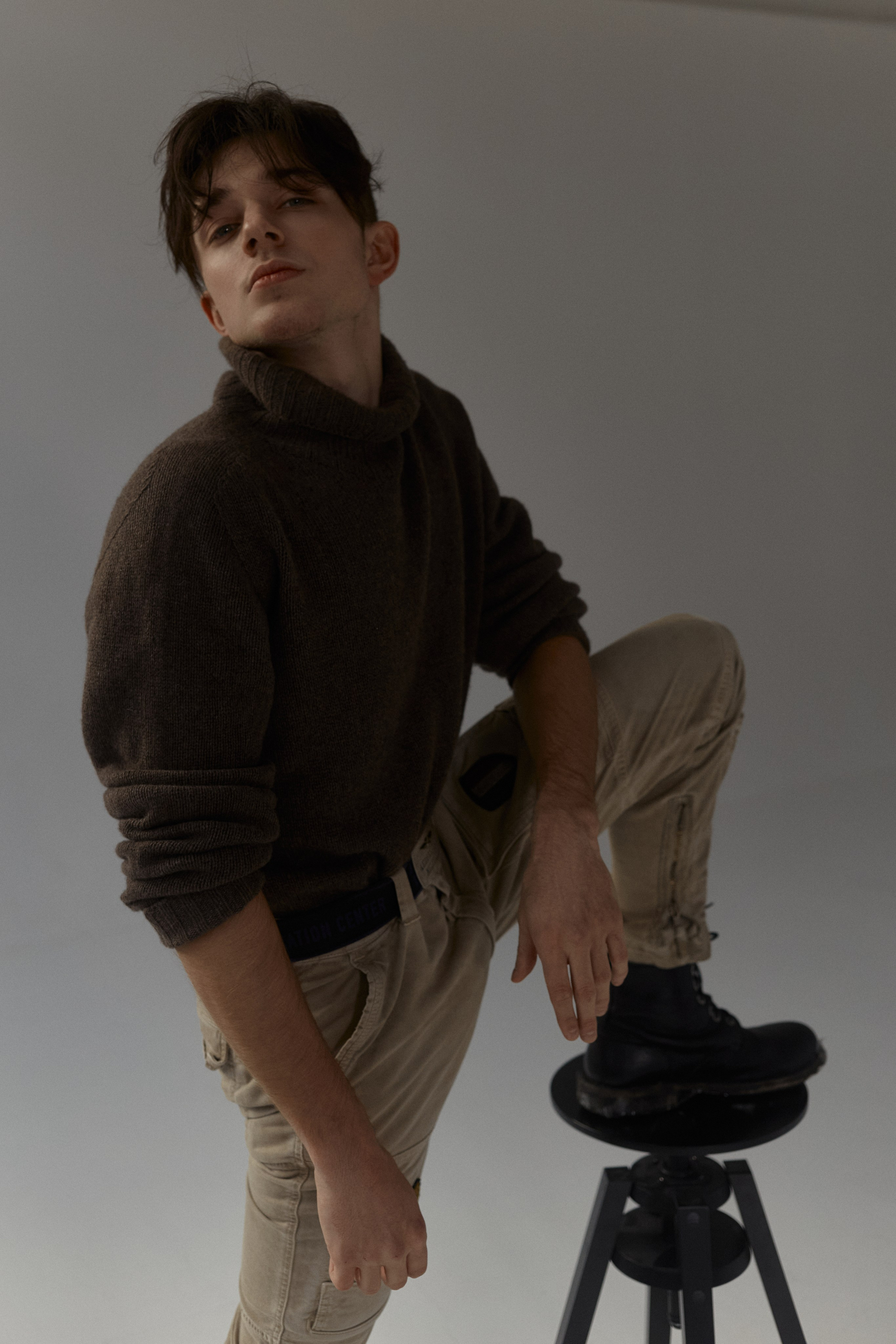 Студийная фотосессия: мужчина в кэжуал-стиле