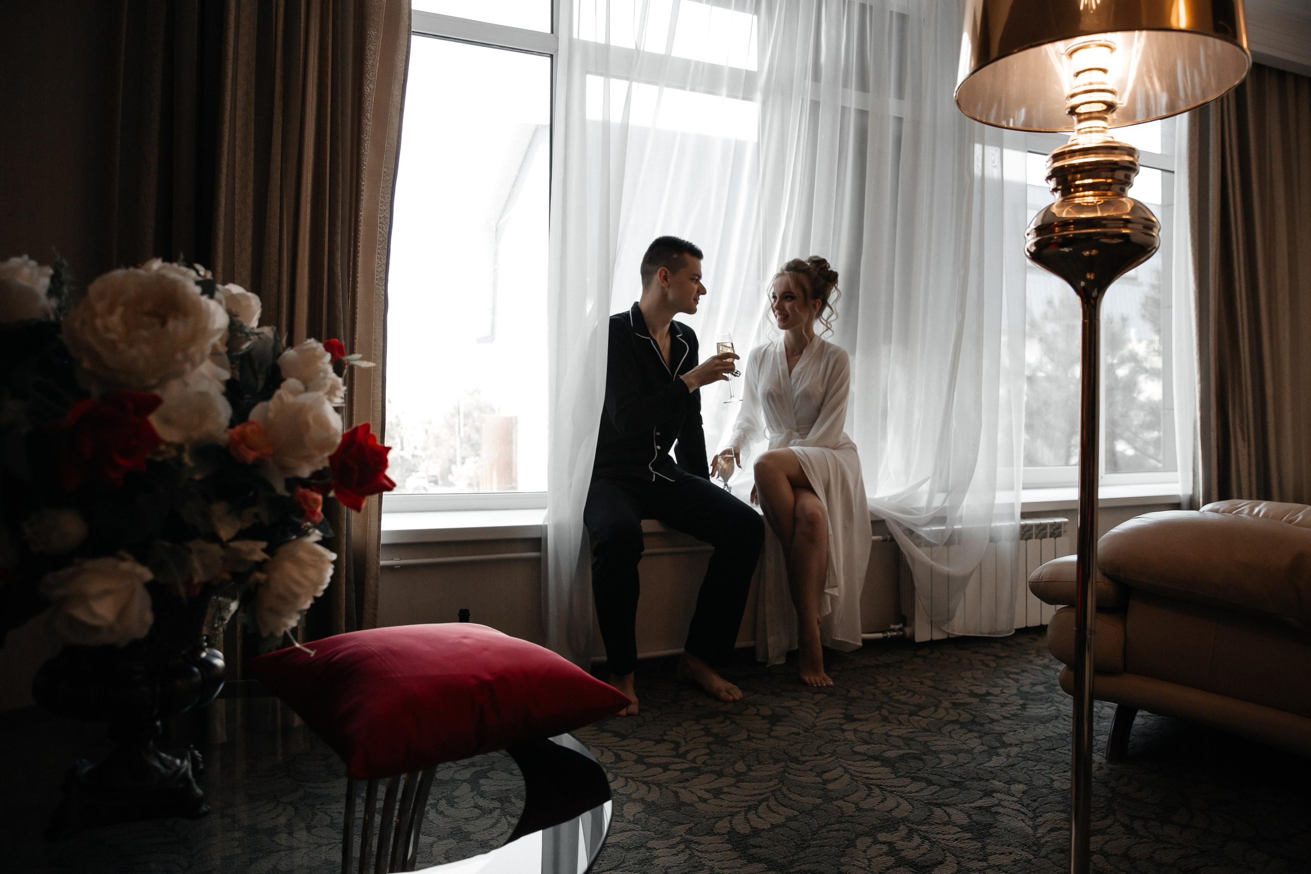 Молодожены сидят на оке и весело разговаривают