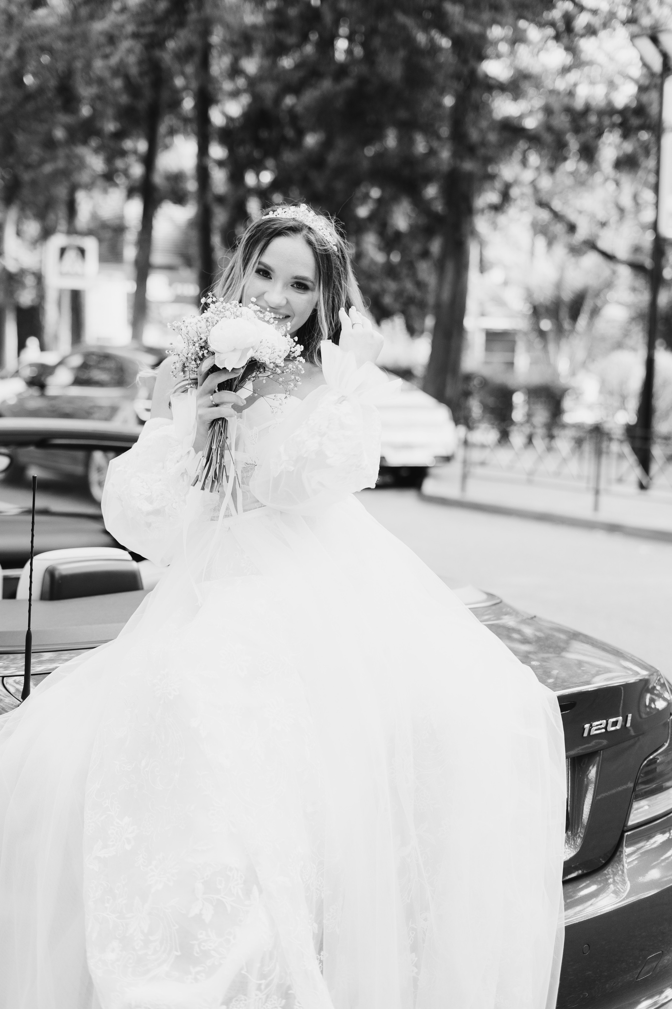 Роскошная невеста на кабриолете 