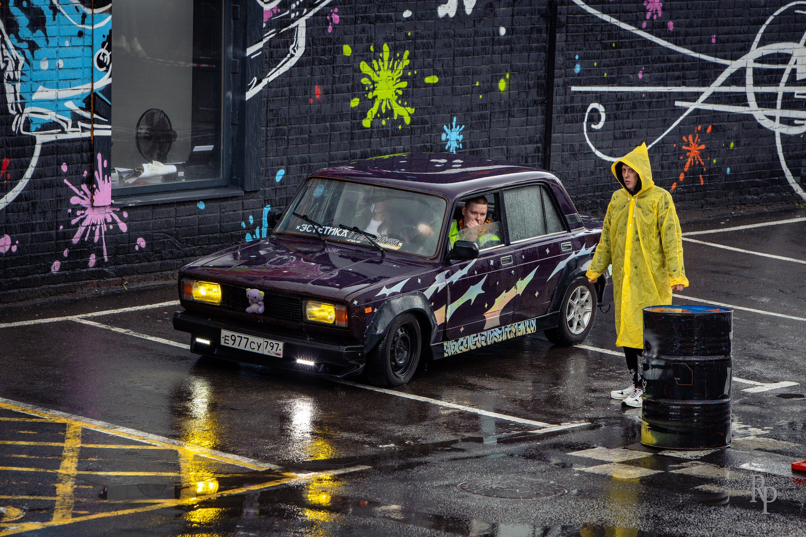 SHOWDOWN. Rusty Photographer