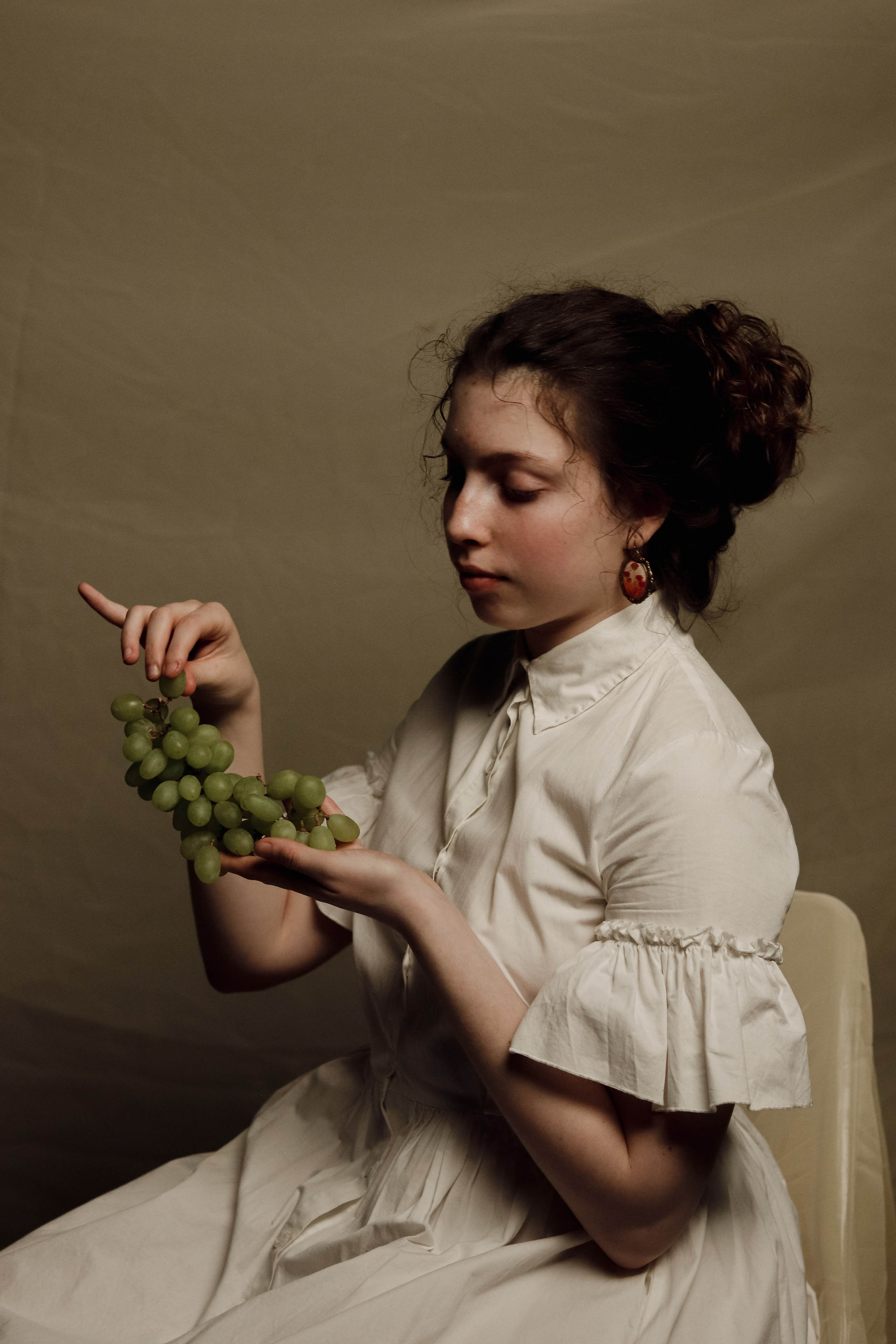 Арина и виноград. Ивентный фотограф в Санкт-Петербурге Олег Комков