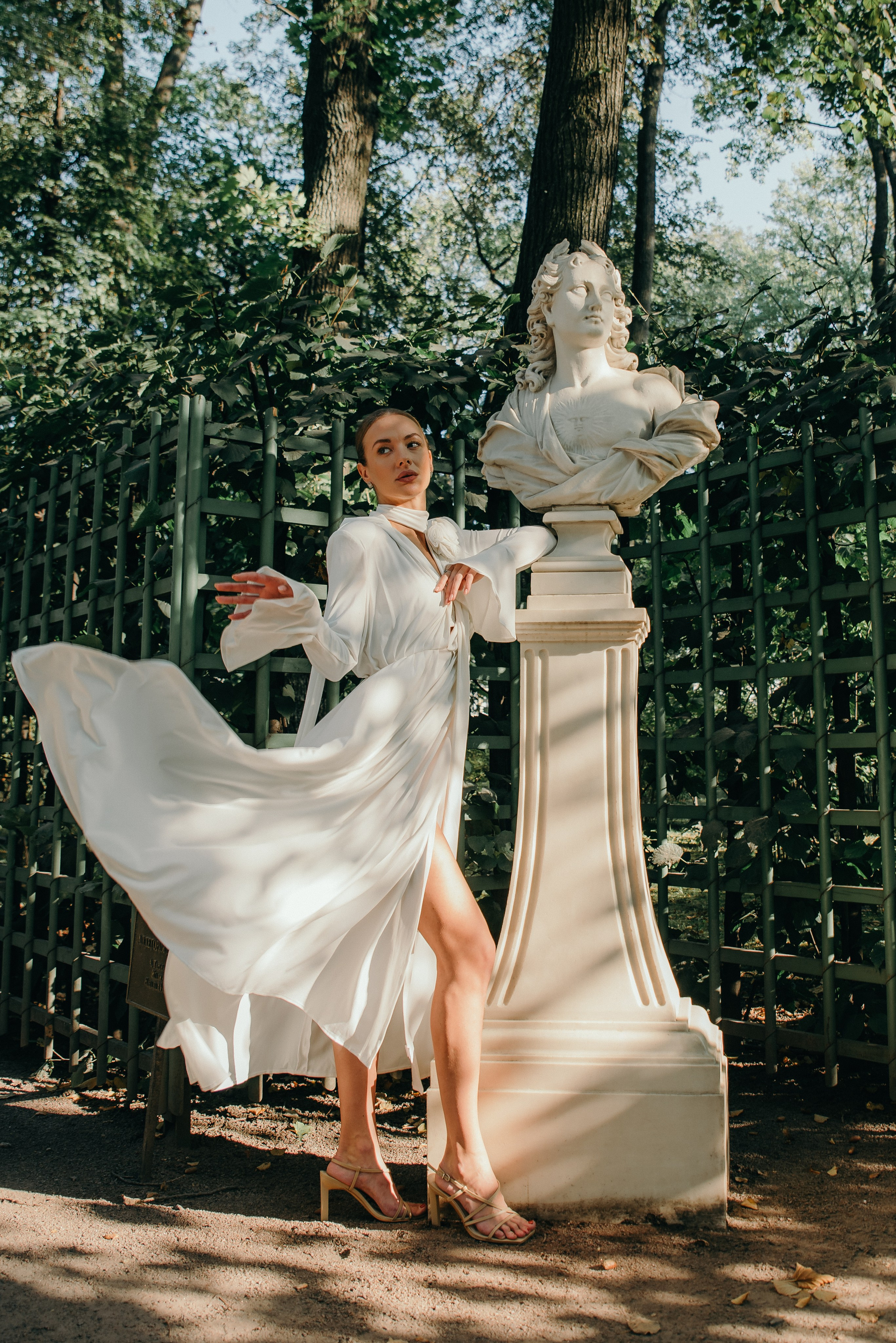 Фотосессия девушки в летнем саду 