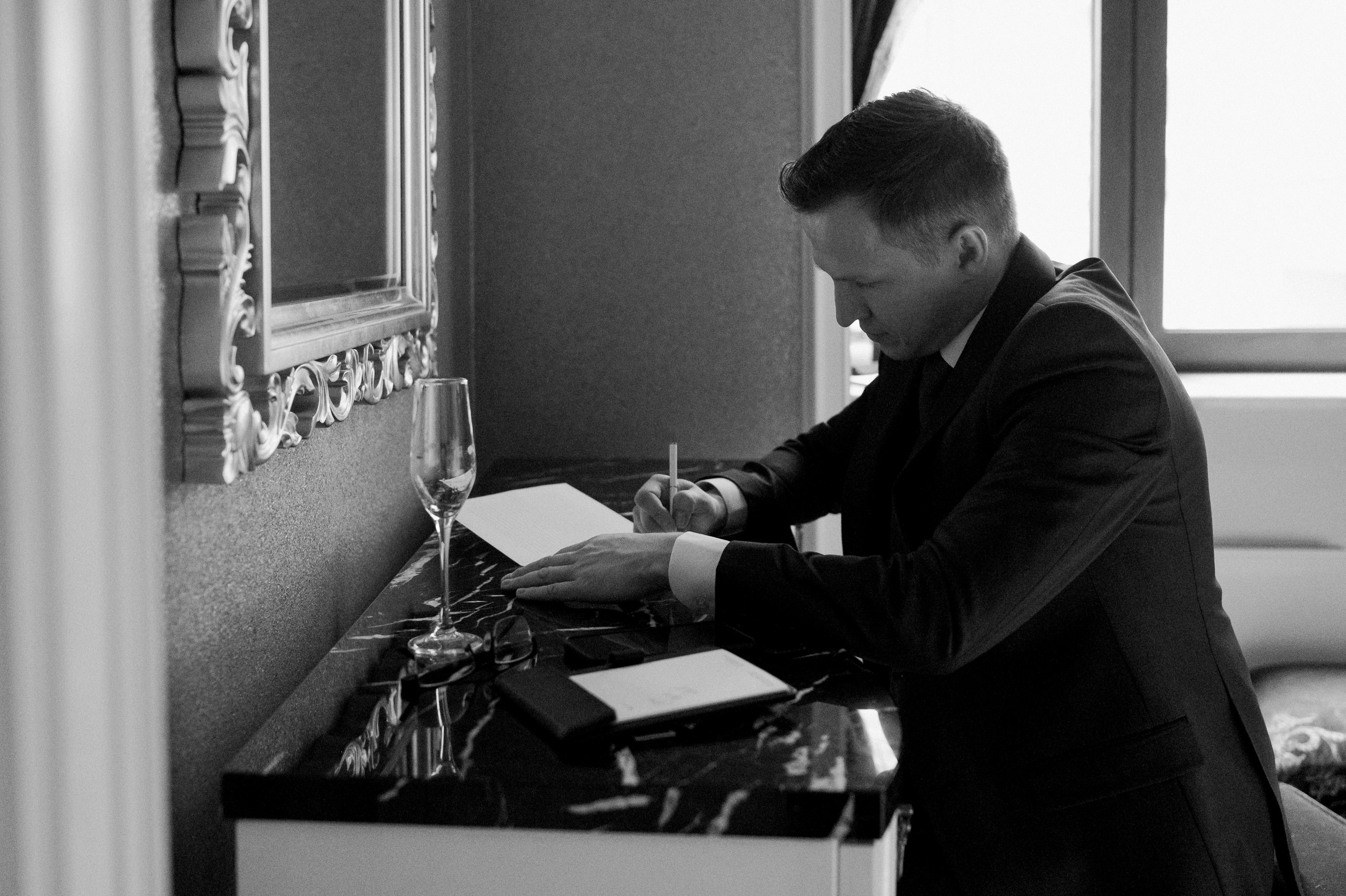 Свадебные сборы и фотосессия в отеле St. Regis. Свадебный фотограф Москва — Сергей и Татьяна