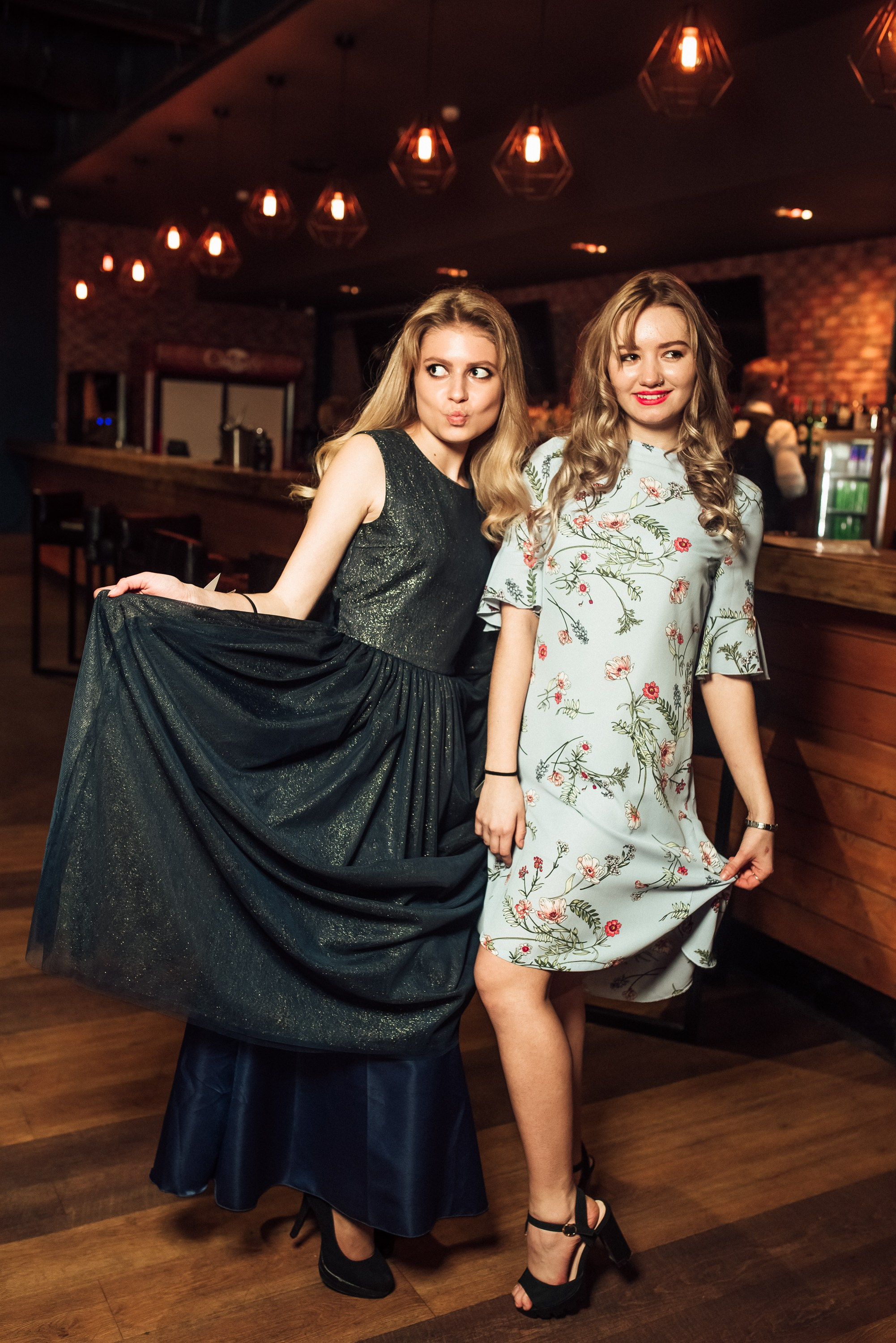 Две девушки в вечерних платьях, репортажная съемка за кулисами конкурса Мисс Старшеклассница