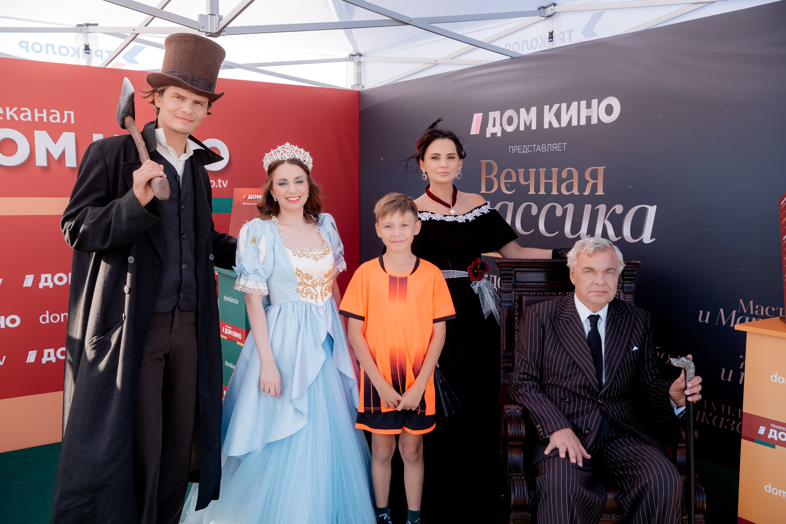 Портретные фото с артистами в палатке Триколор Дом Кинов на день города Волгоград. Фотограф в Волгограде и Волжском Александр Горбань