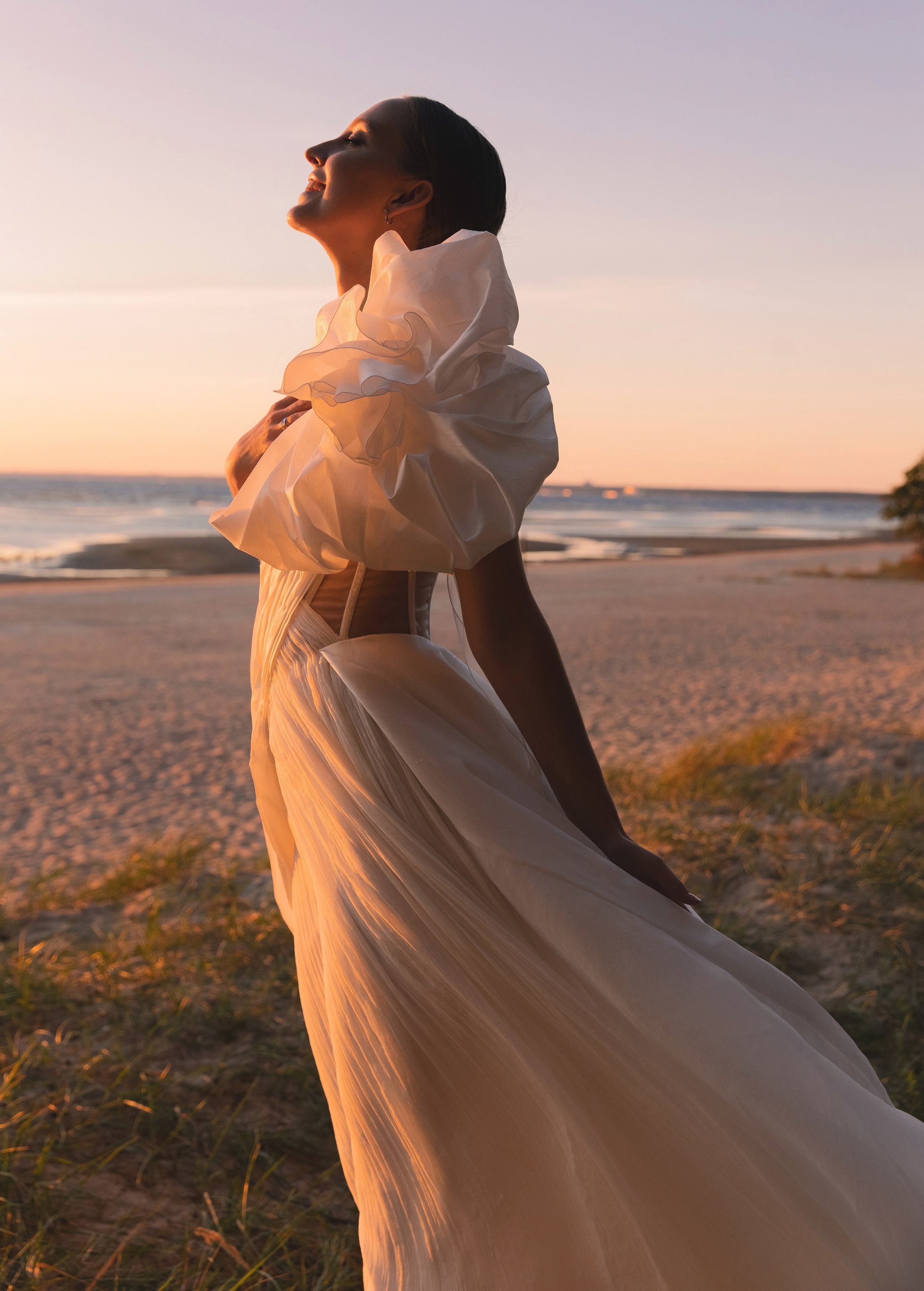 В ЛУЧАХ ЗАКАТА НА БЕРЕГУ МОРСКОМ