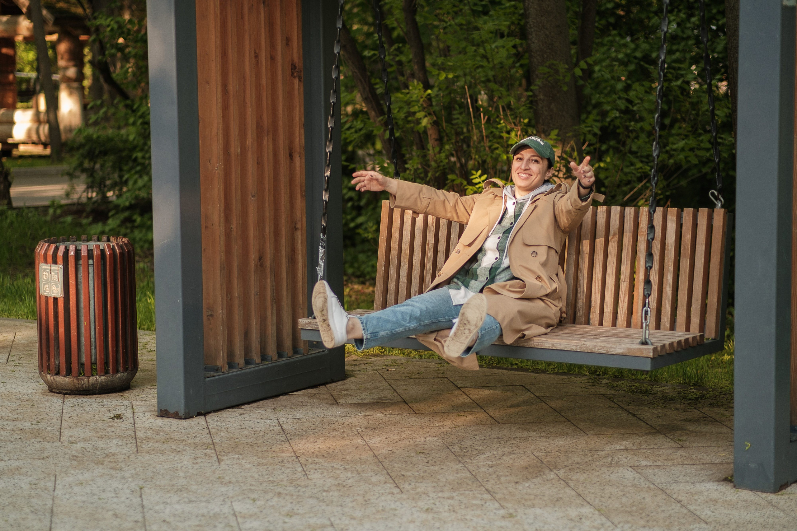 Зита Легоева фотосессия в Сокольниках, на качелях