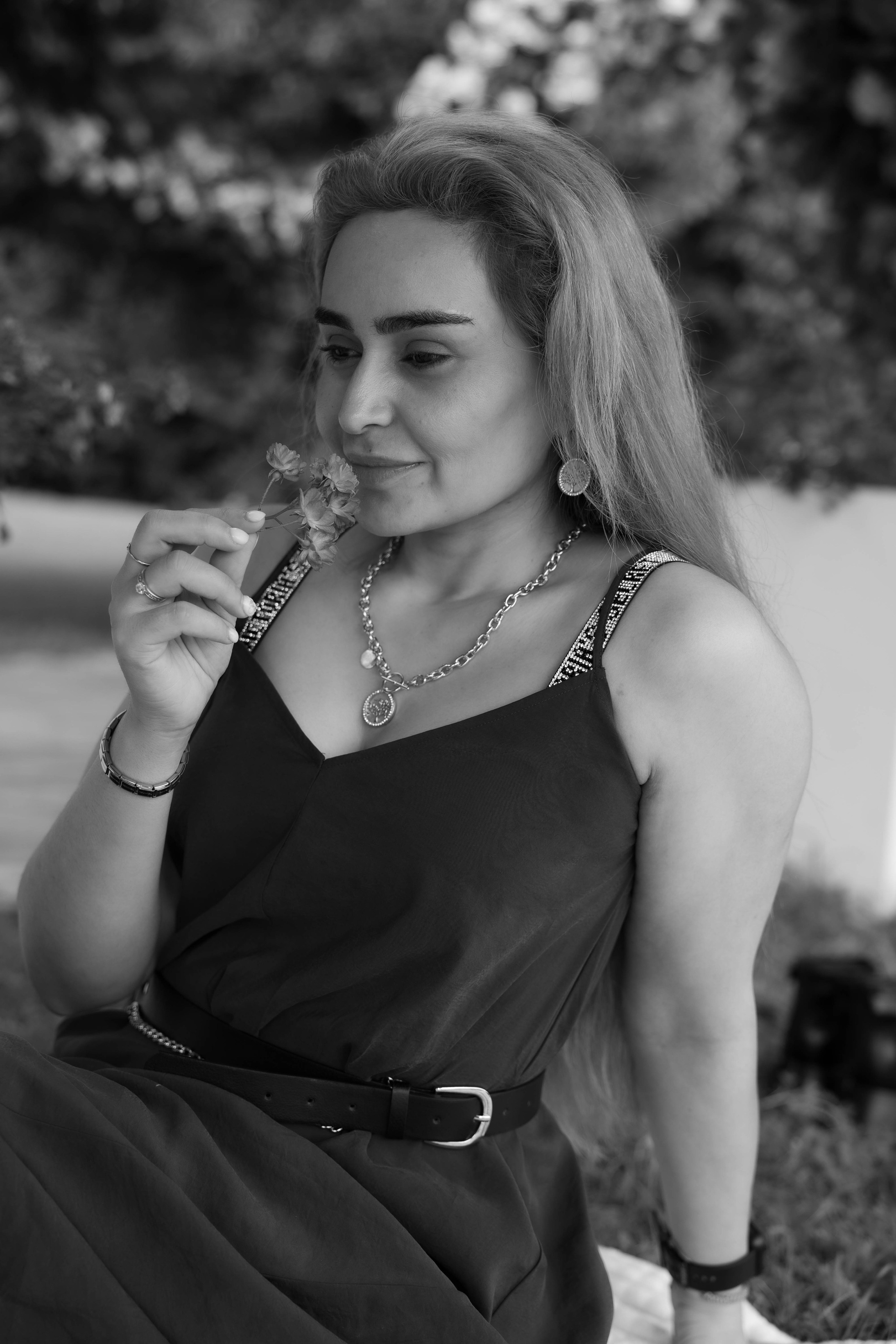 Прогулка мамы и дочки в парке