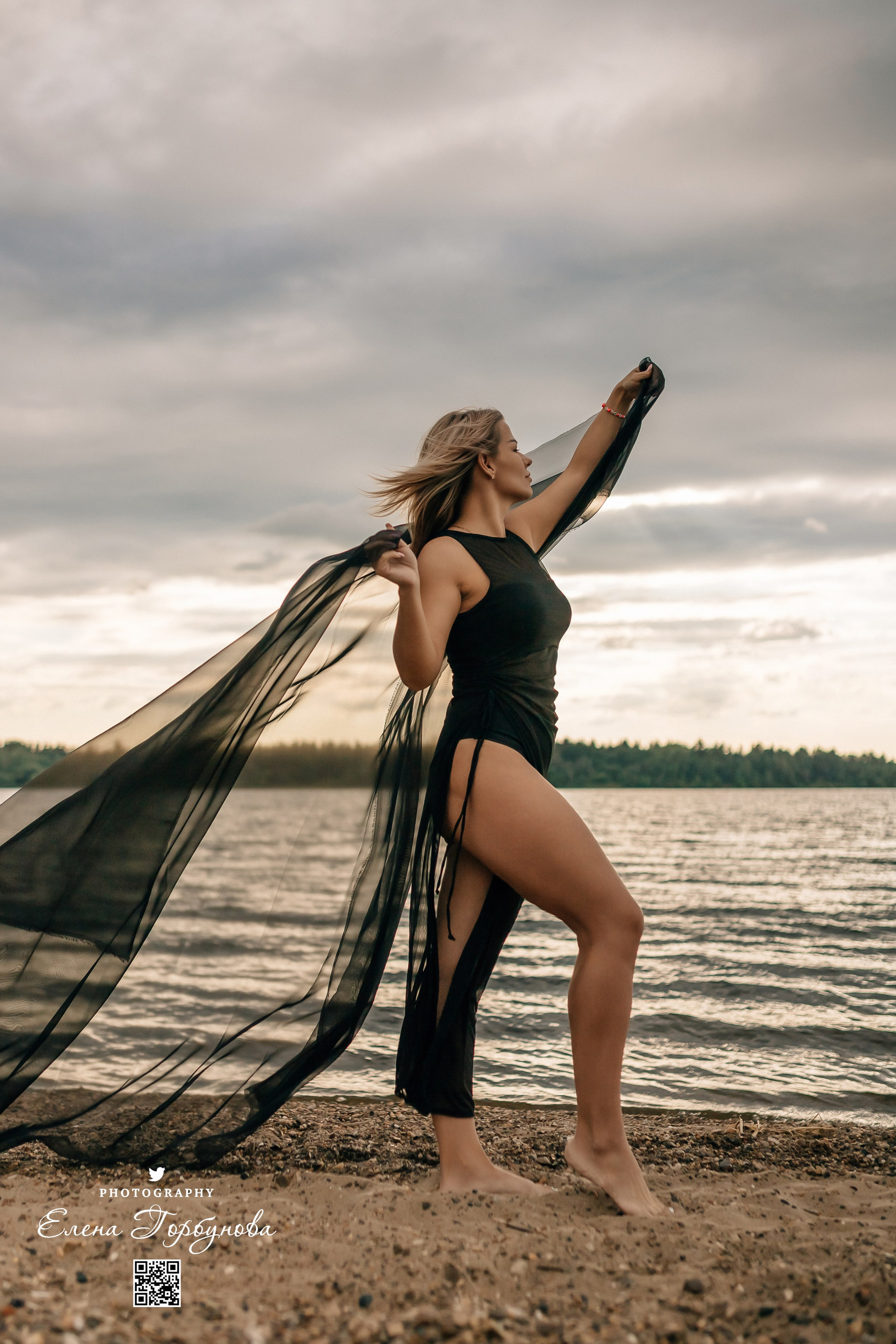 Черная серия с тканью. Набережная. Александра и Таисия. Июль 2025 г. Фотограф Пермь. Свадьбы. Семья и дети, школа, д. сад. Фотокниги