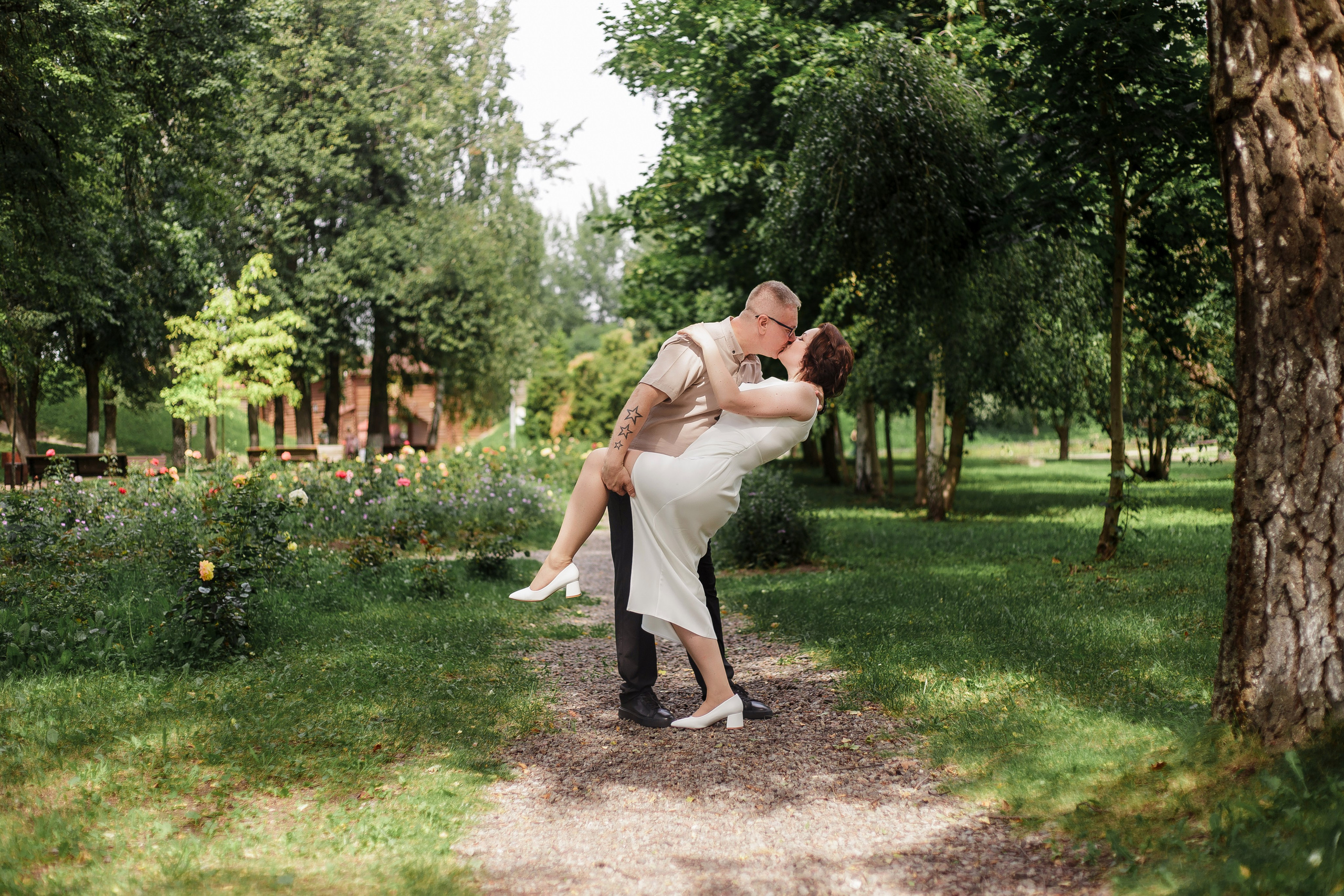 Свадебная фотосессия в природном уголке среди города. Главная