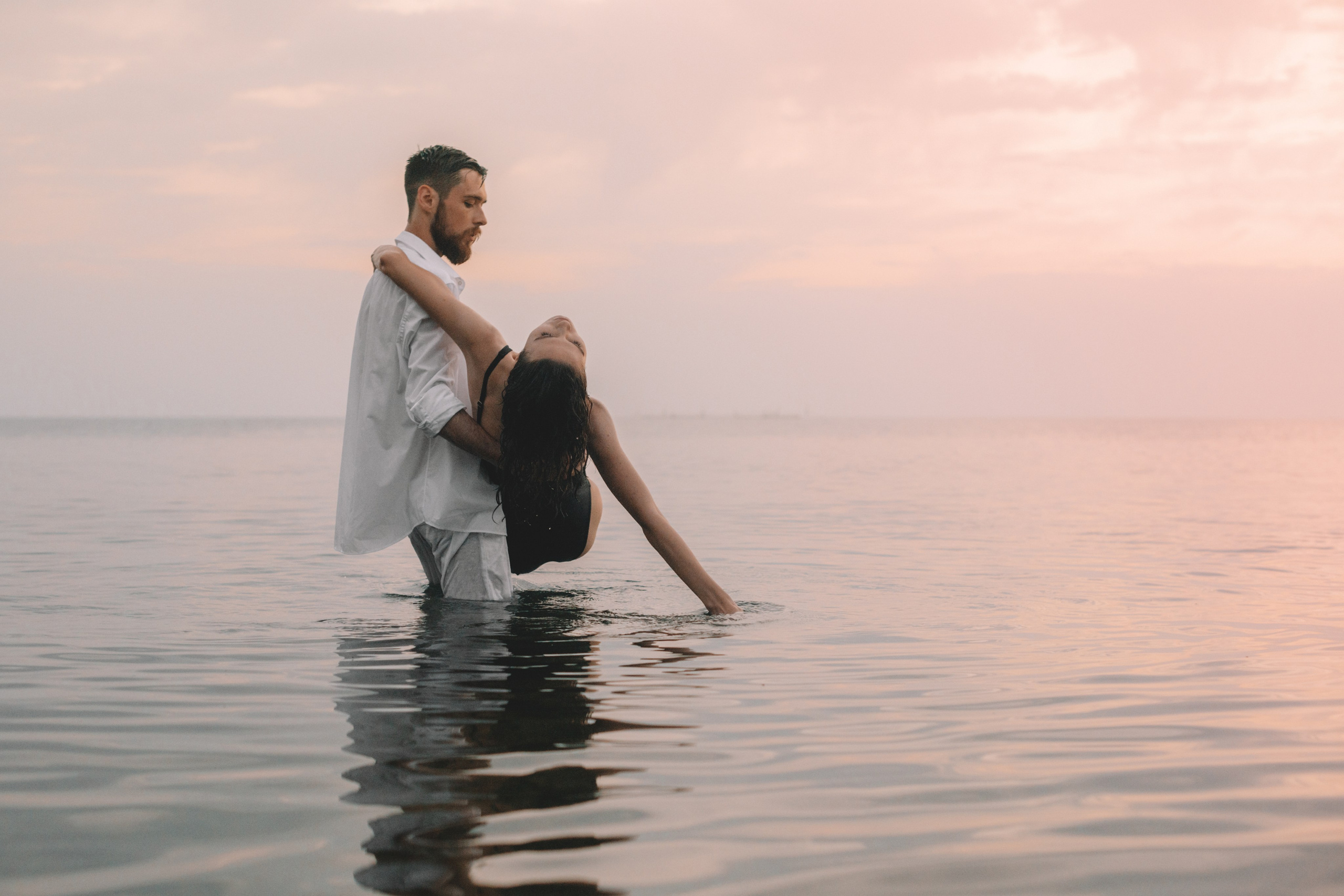 Свадебная фотосессия в Щелкино ,Бухта Космонавтов. Выездная церемония на берегу моря Крым. Свадебный и семейный фотограф и видеограф, Крым, Москва, Санкт -Петербург