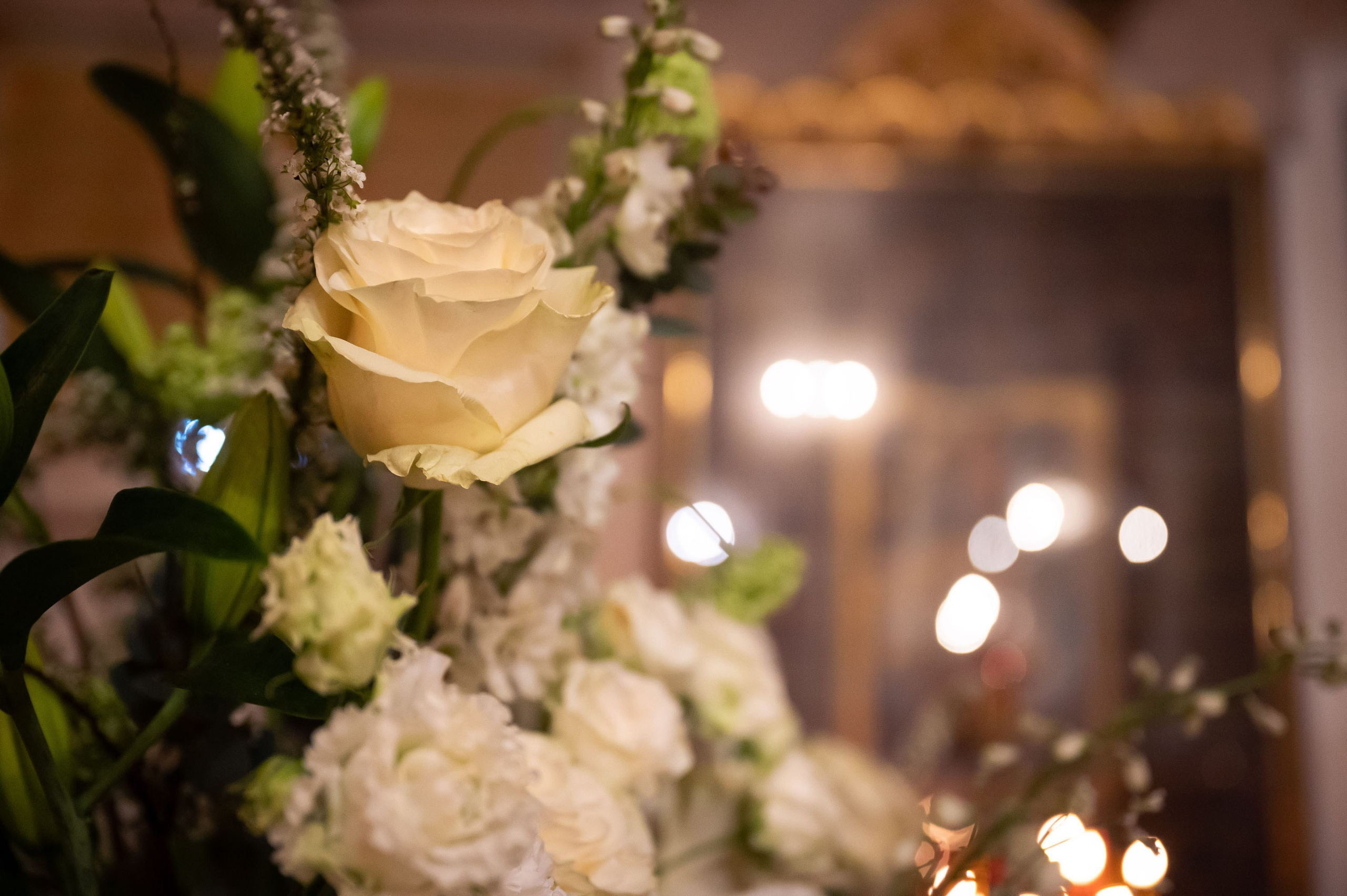 Храм Преображения Господня в Богородском. Цветы на Пасху. Антон и Татьяна Денисенко — В храме