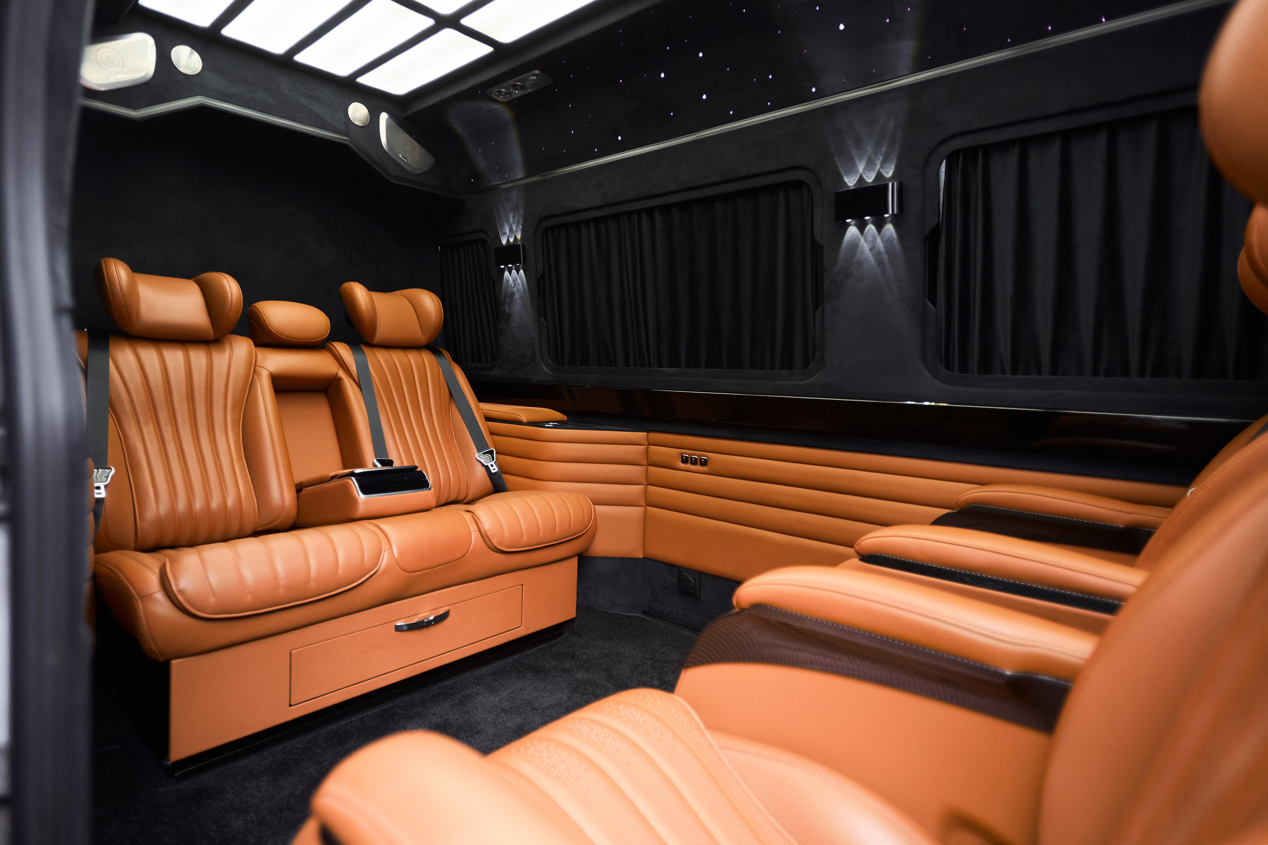Задняя зона салона Mercedes-Benz Sprinter тюнинг с диваном и выдвижной подставкой