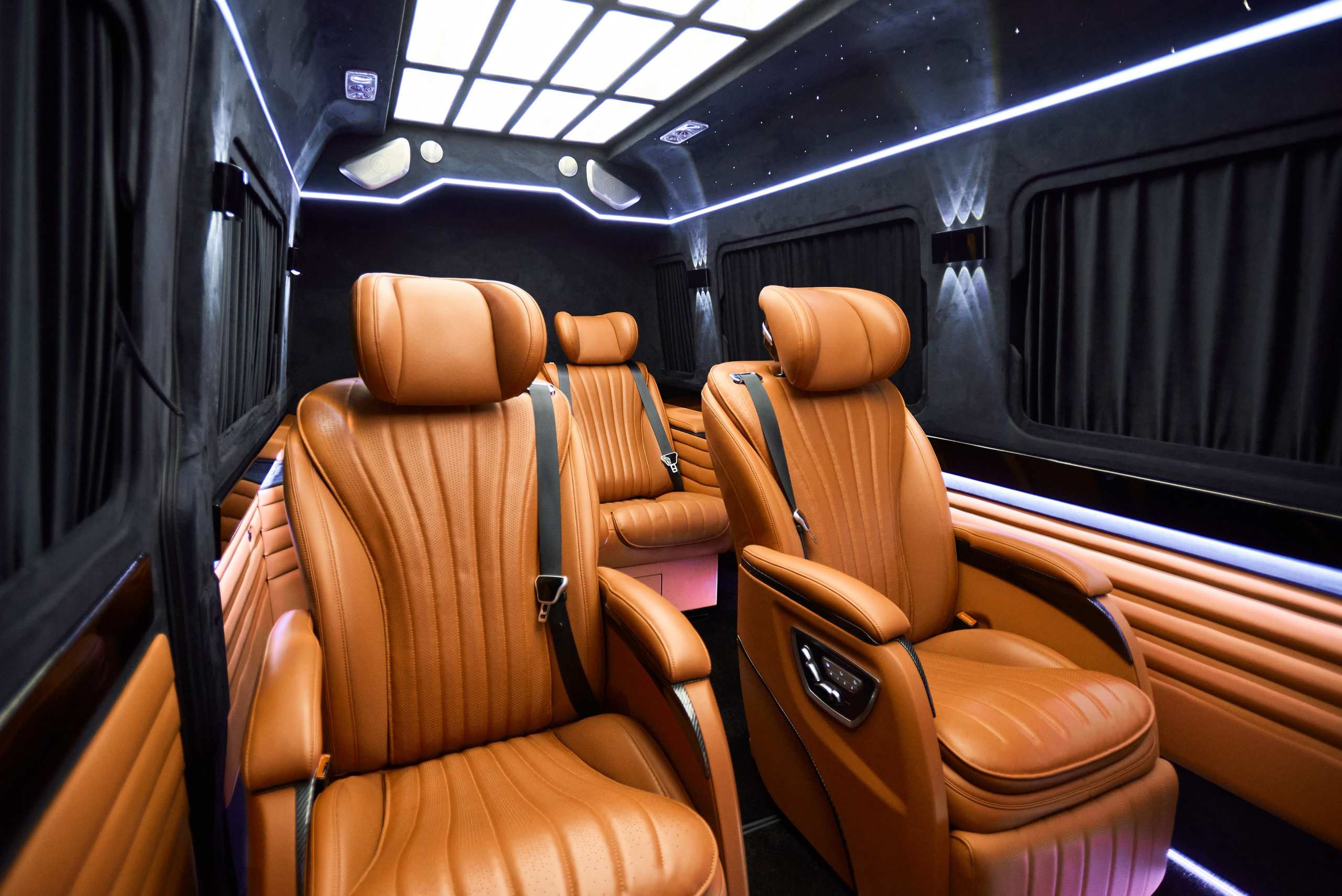 Пассажирский салон Mercedes-Benz Sprinter тюнинг с четырьмя креслами и световым потолком