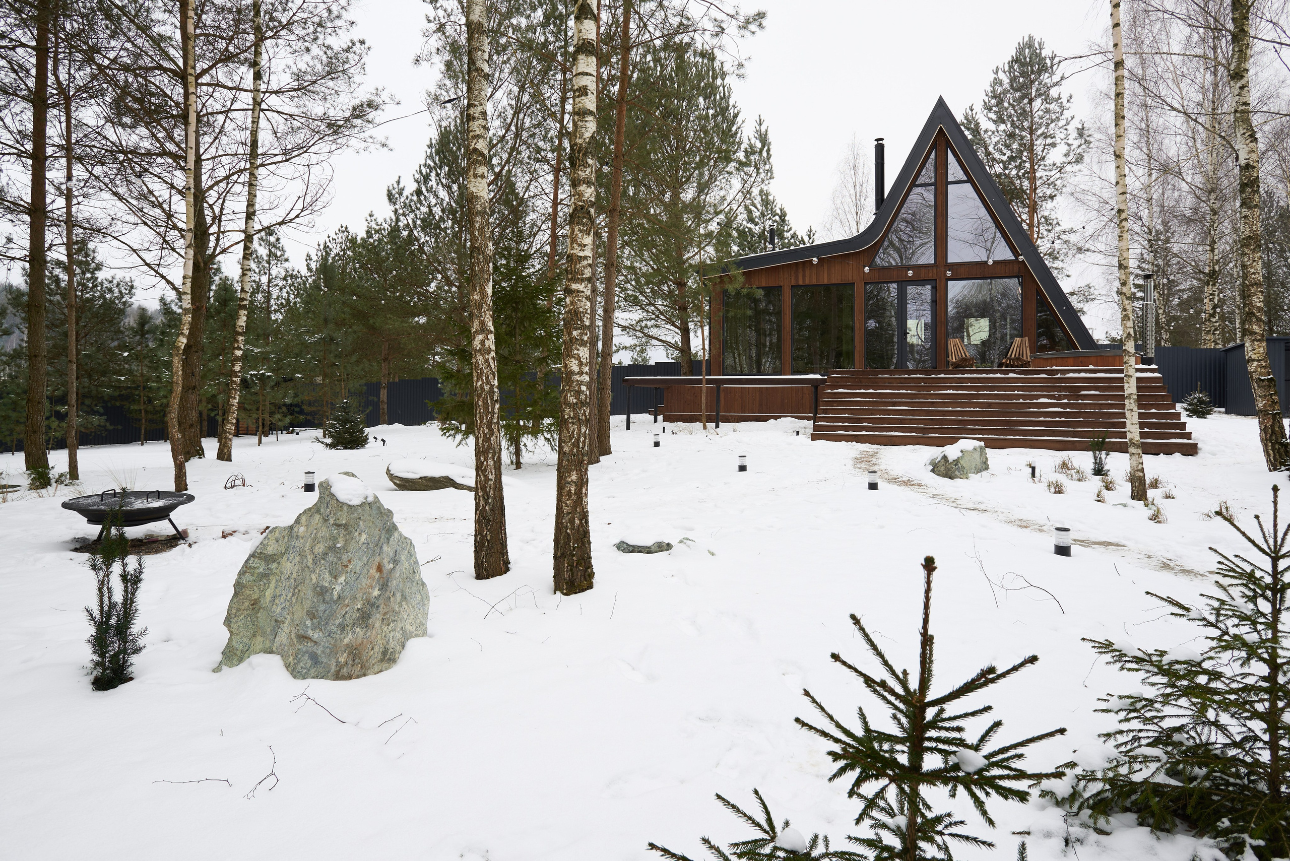 Архитектурная съёмка A-frame дома в лесу с обзором участка и деревянной террасы