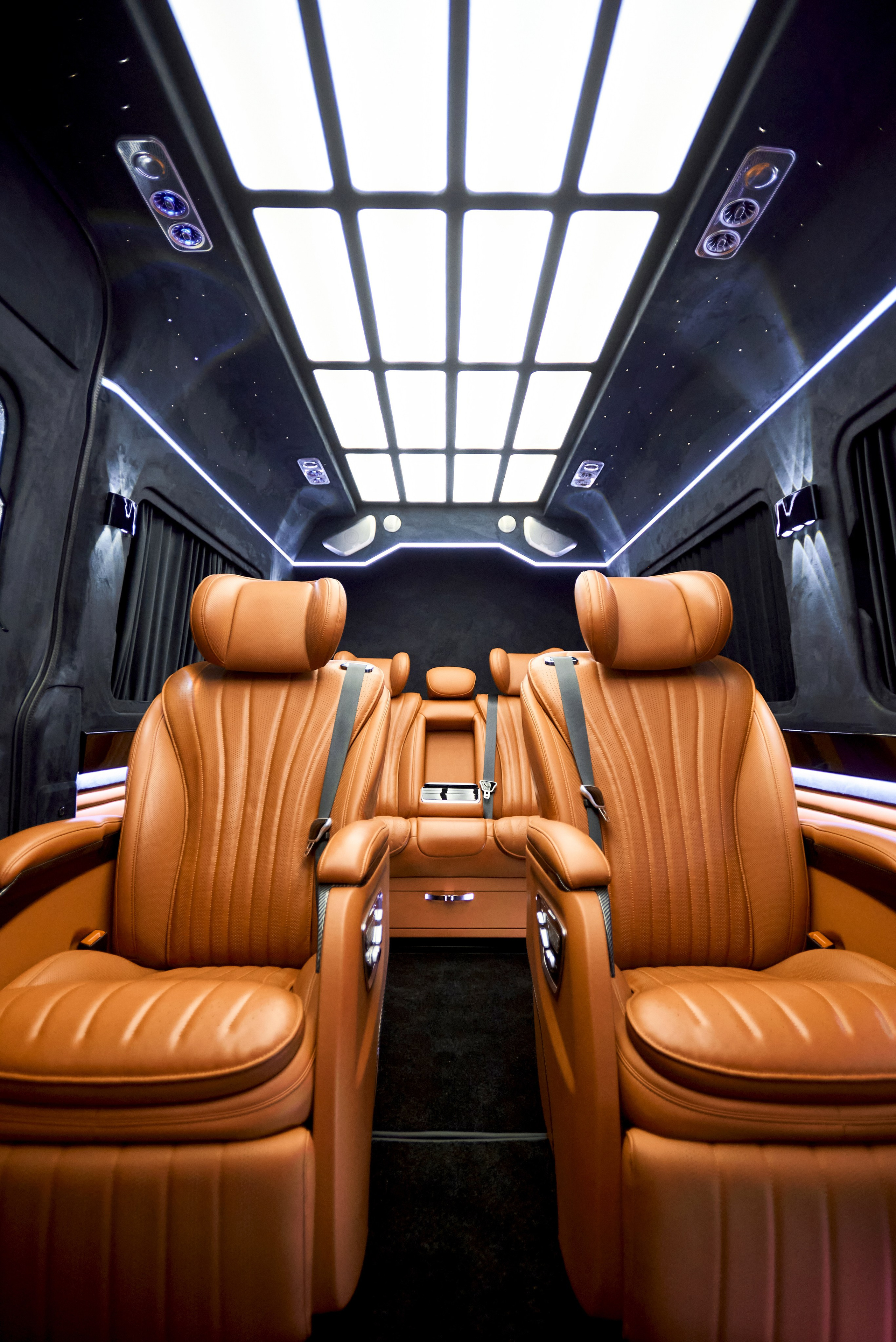 Mercedes-Benz Sprinter тюнинг, премиальный пассажирский салон с оранжевыми креслами и телевизором