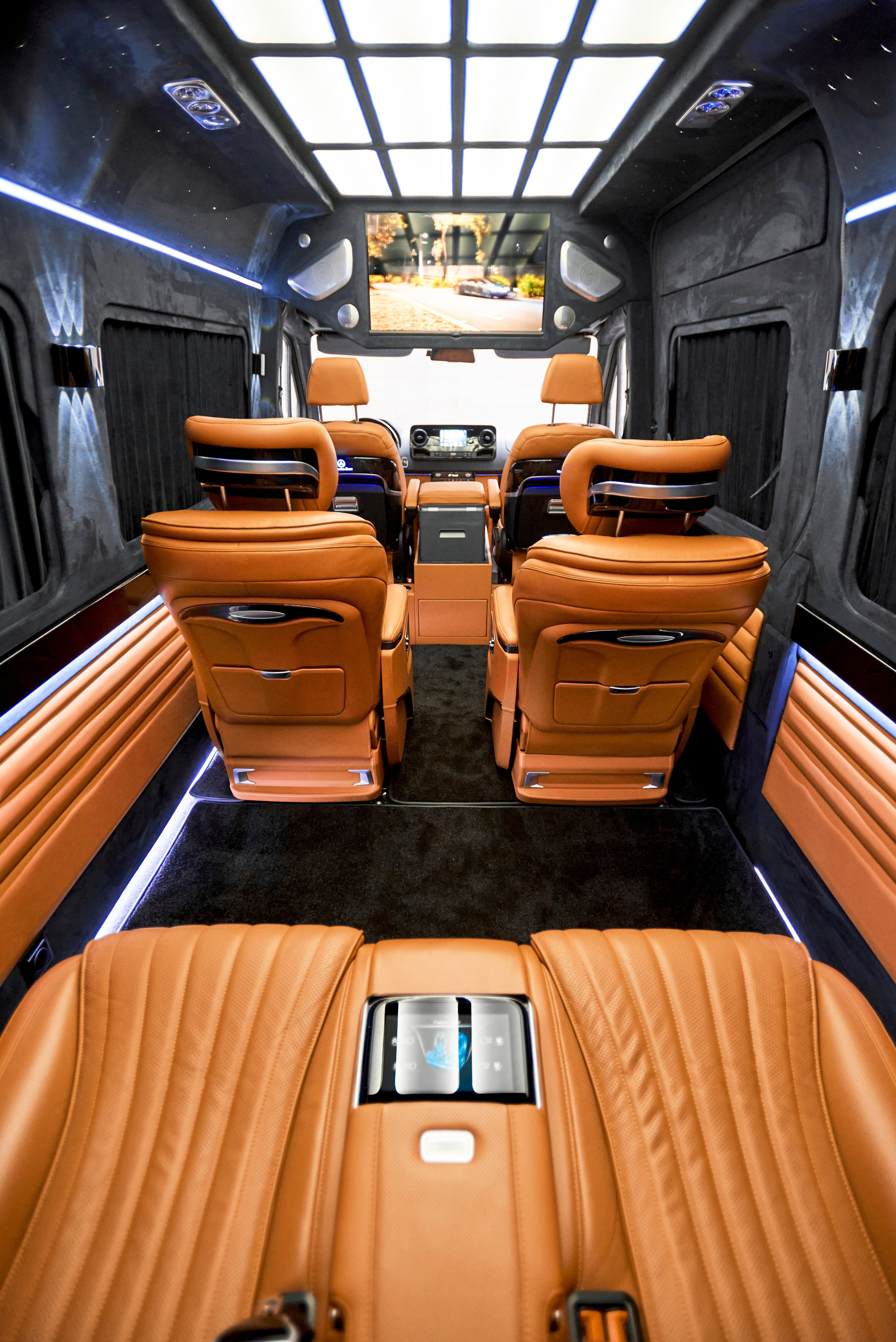 Пассажирская зона Mercedes-Benz Sprinter тюнинг с креслами, подсветкой и экраном