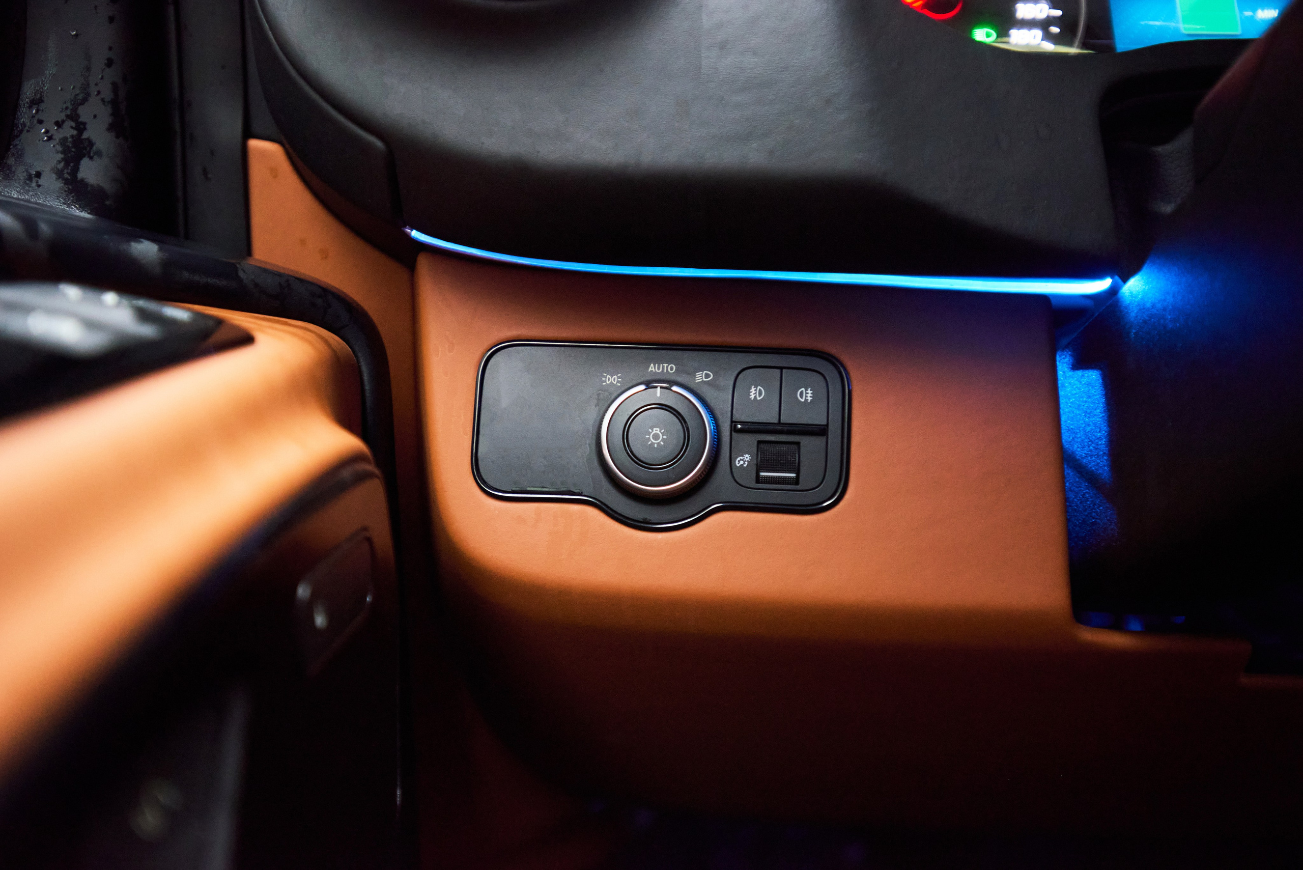 Детальная съёмка блока управления подсветкой в салоне Mercedes-Benz Sprinter тюнинг