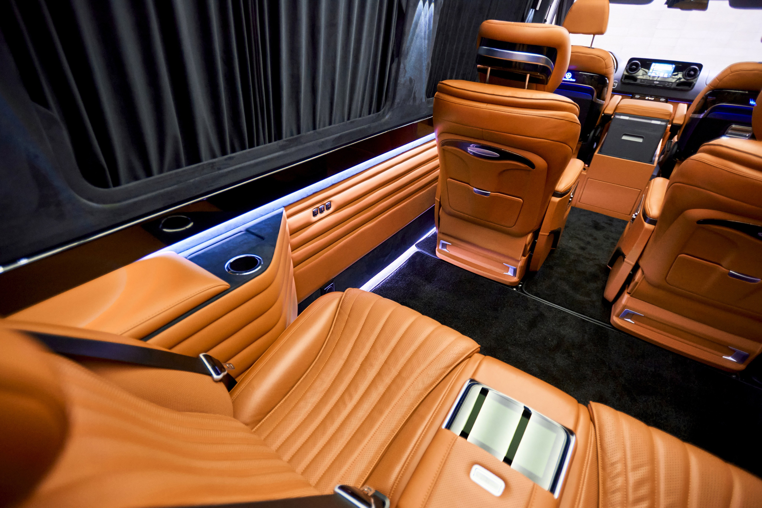 Съёмка оранжевых кресел Mercedes-Benz Sprinter тюнинг в пассажирском салоне