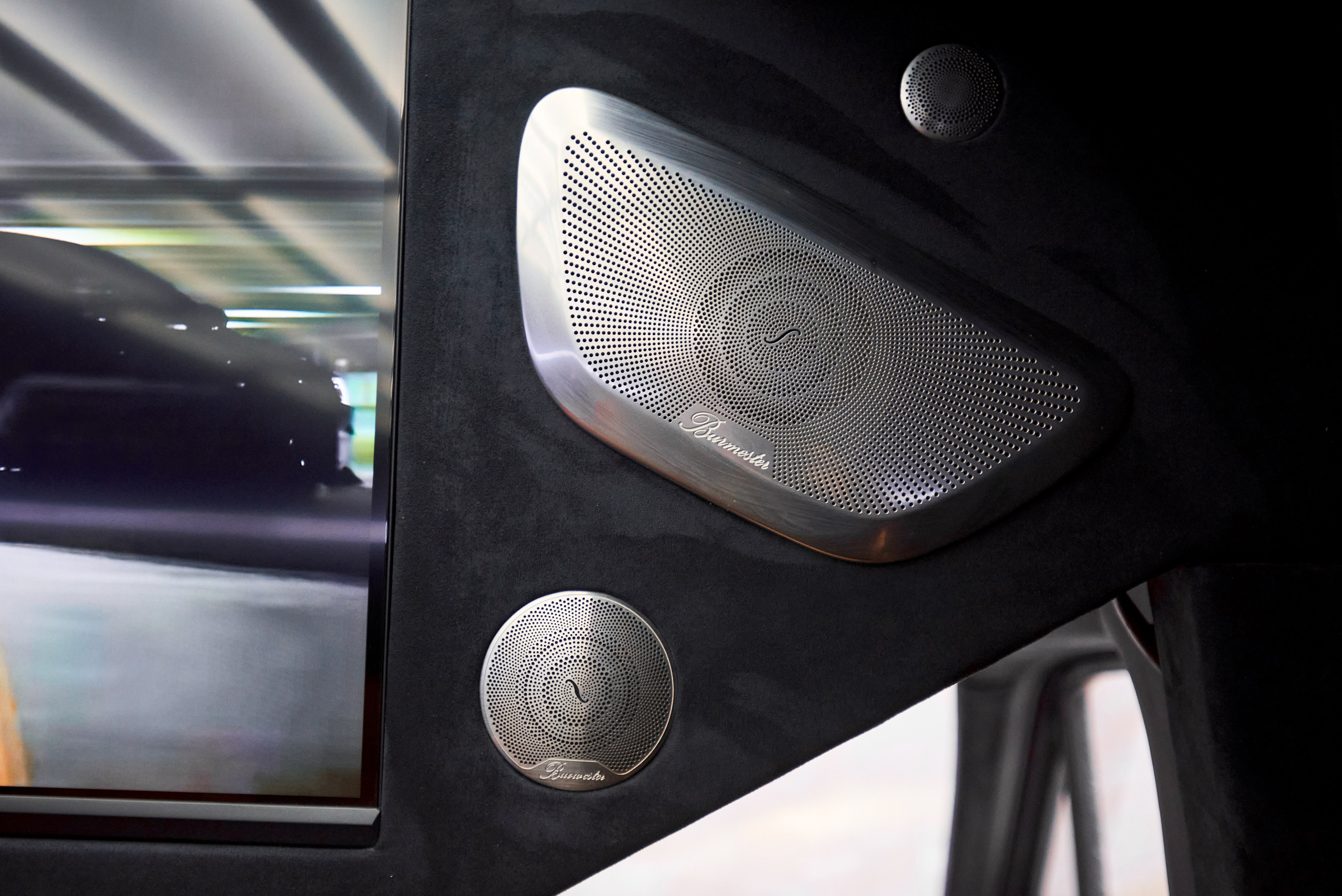 Детальная съёмка акустики в салоне Mercedes-Benz Sprinter тюнинг