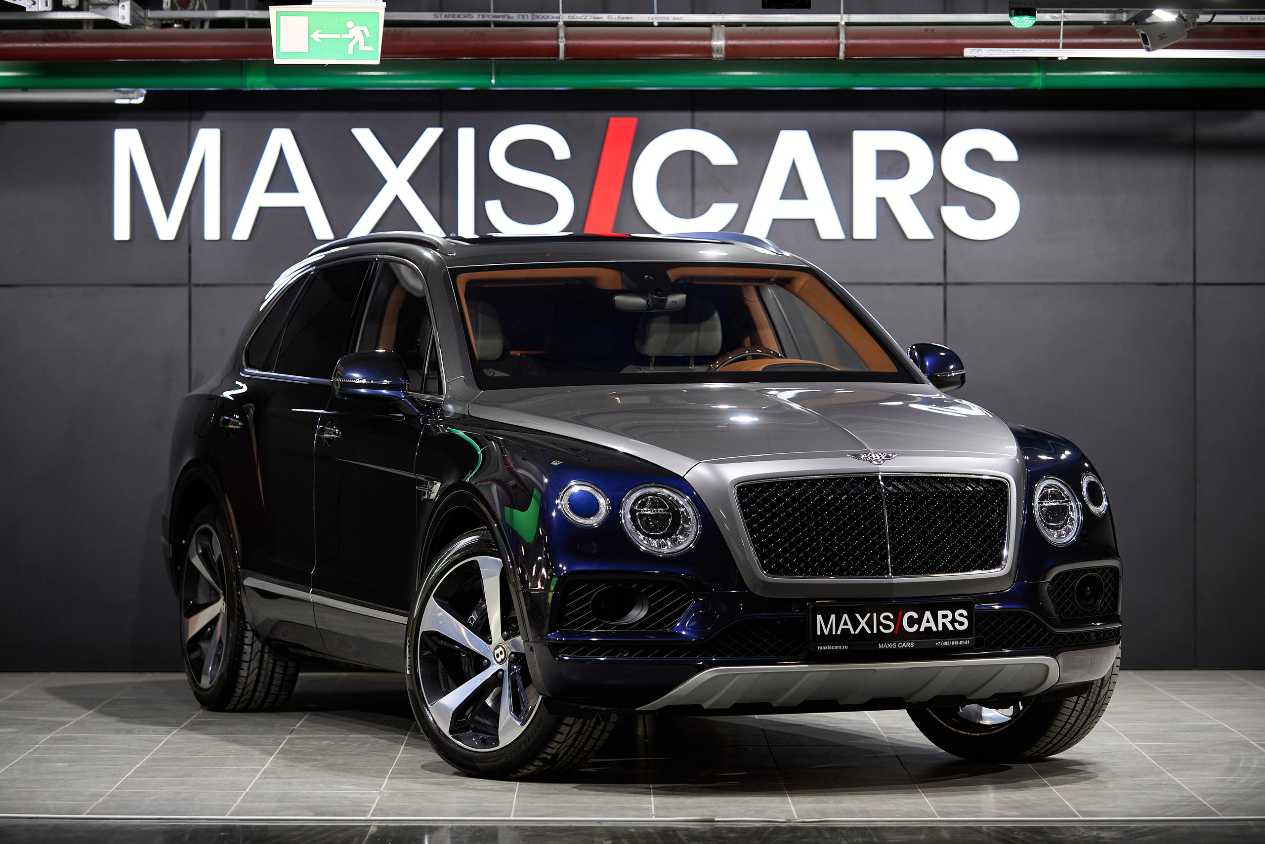 Автомобильная съёмка Bentley Bentayga с переднего левого ракурса в автосалоне