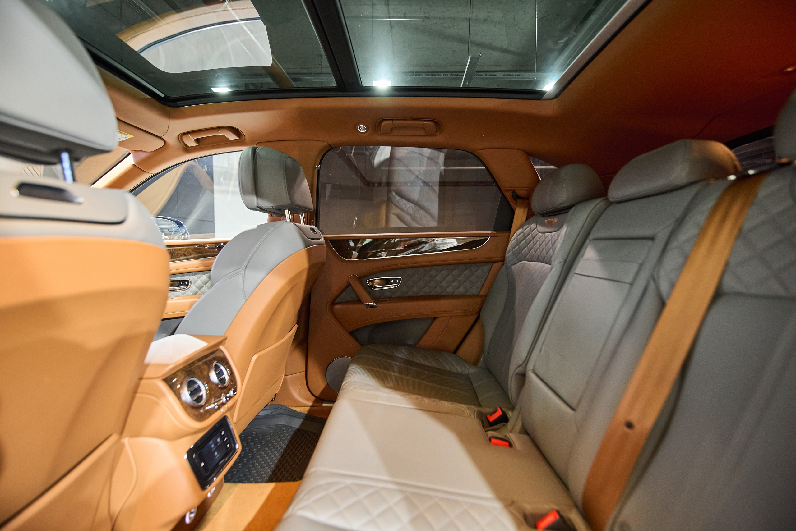 Съёмка задней части салона Bentley Bentayga с акцентом на пространство и отделку