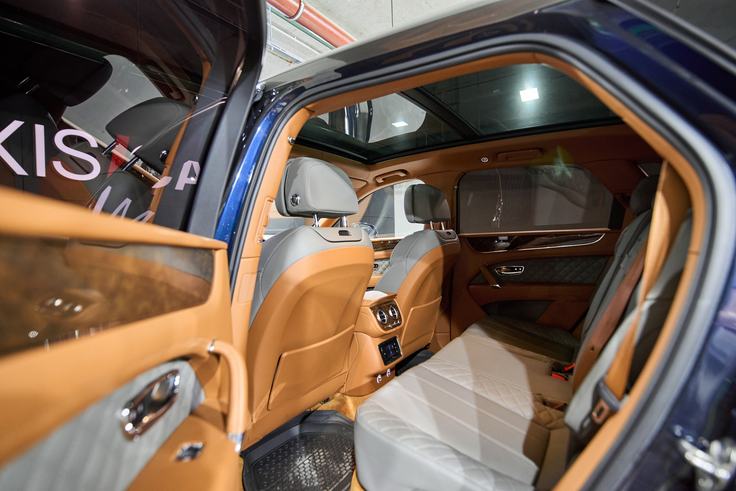 Фотосъёмка заднего пассажирского места Bentley Bentayga через открытую дверь