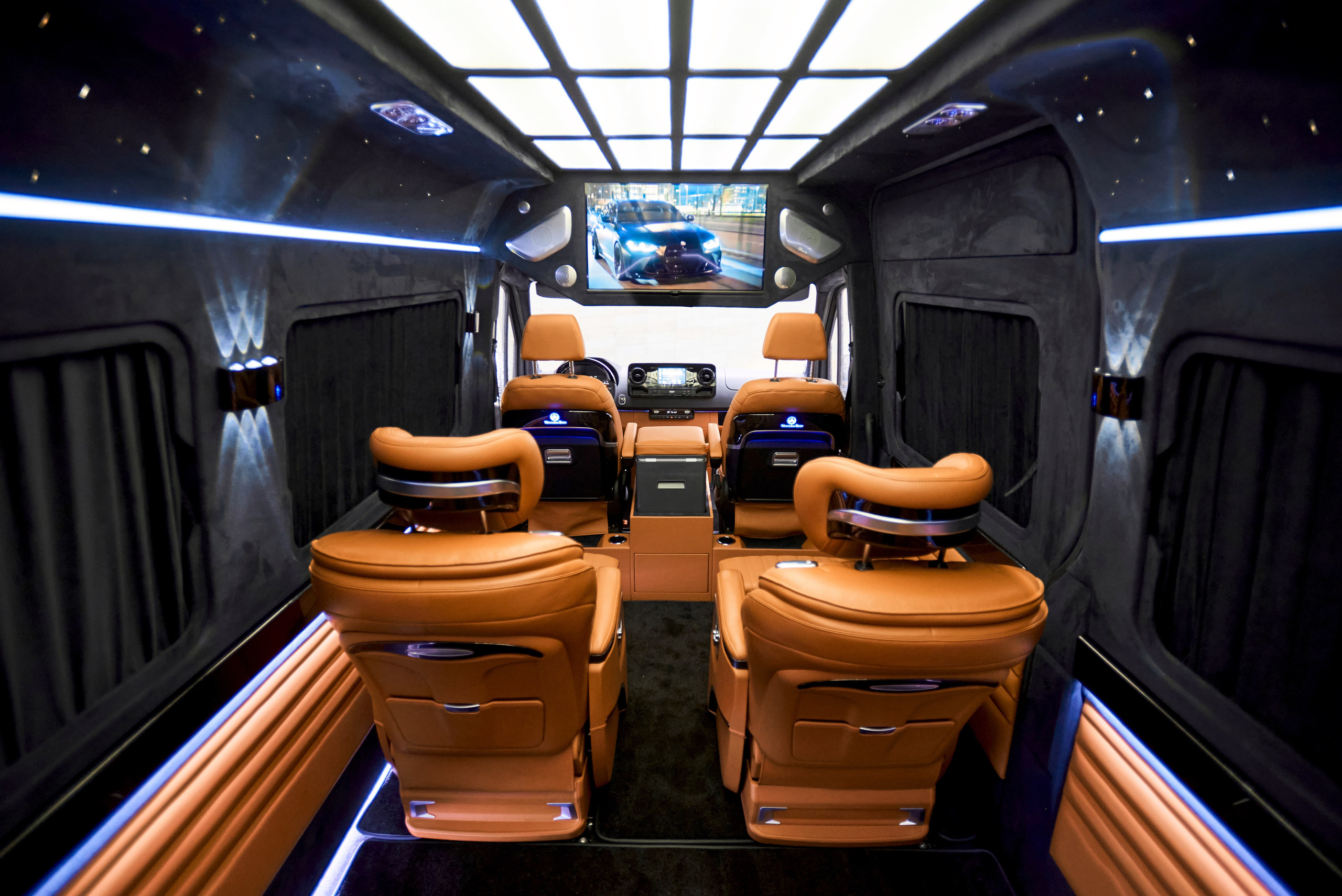 Пассажирский салон Mercedes-Benz Sprinter тюнинг с оранжевыми креслами и большим экраном