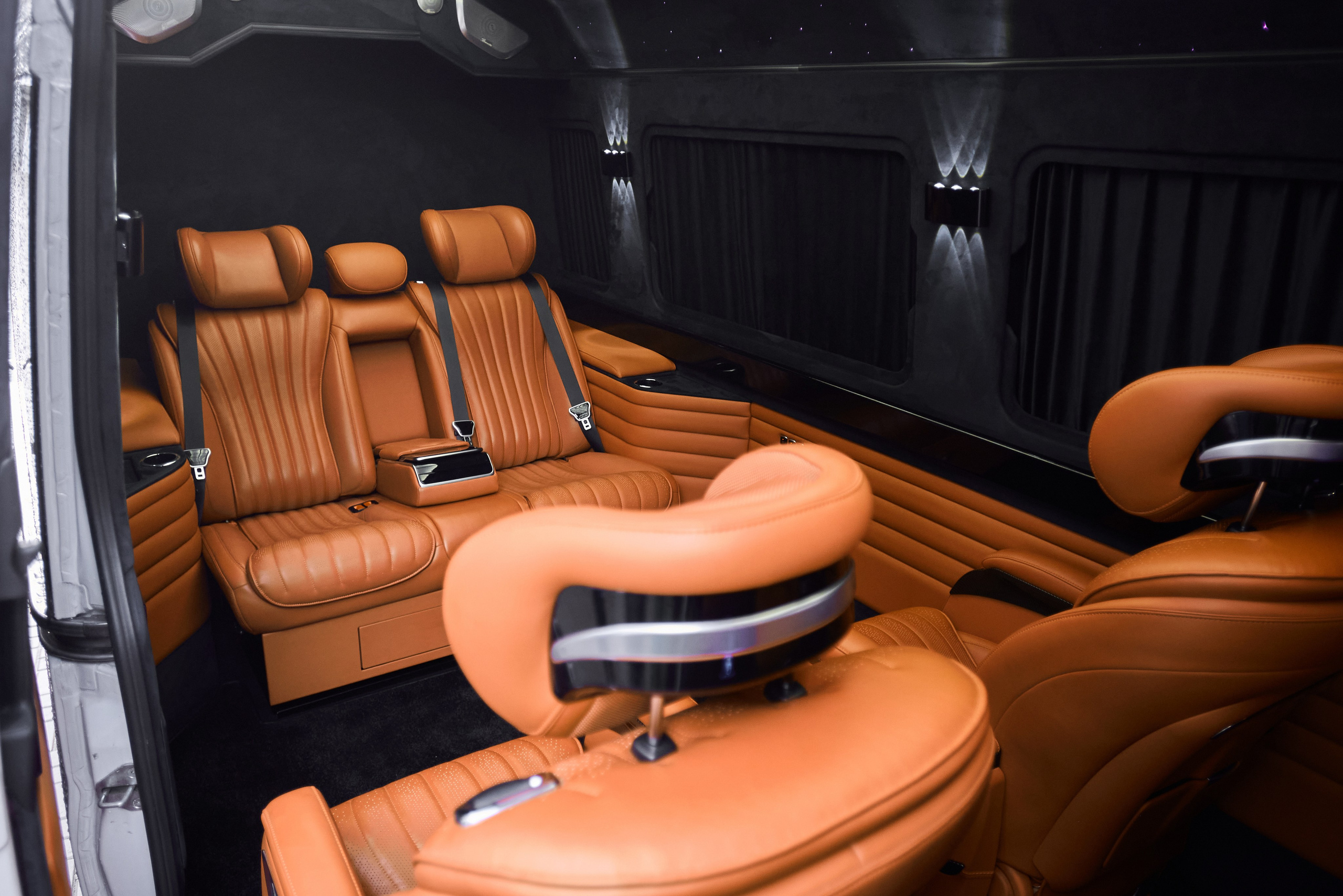 Салон Mercedes-Benz Sprinter тюнинг с диваном, креслами и зоной отдыха через открытую дверь