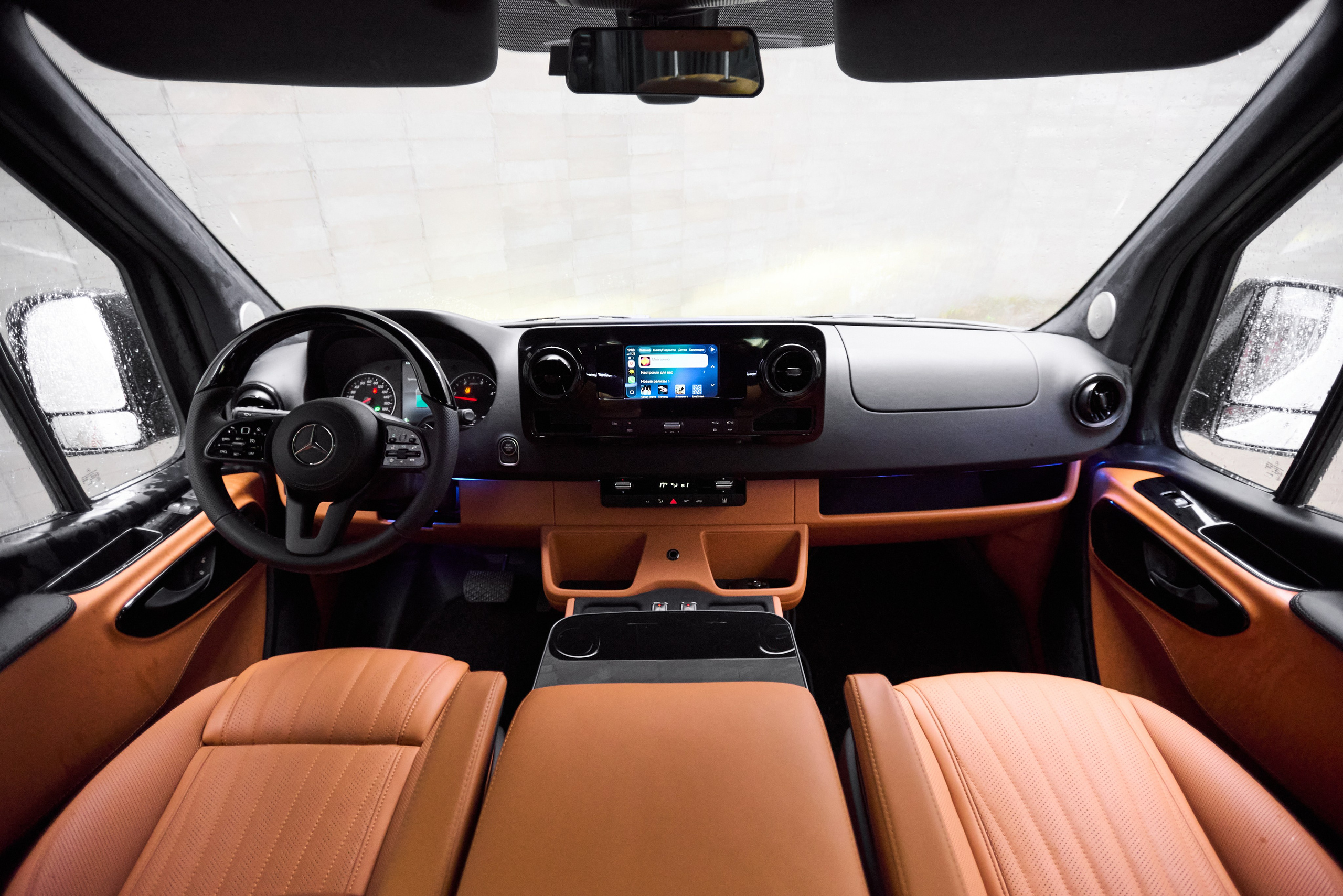 Съёмка салона Mercedes-Benz Sprinter тюнинг с водительским местом и оранжевой отделкой