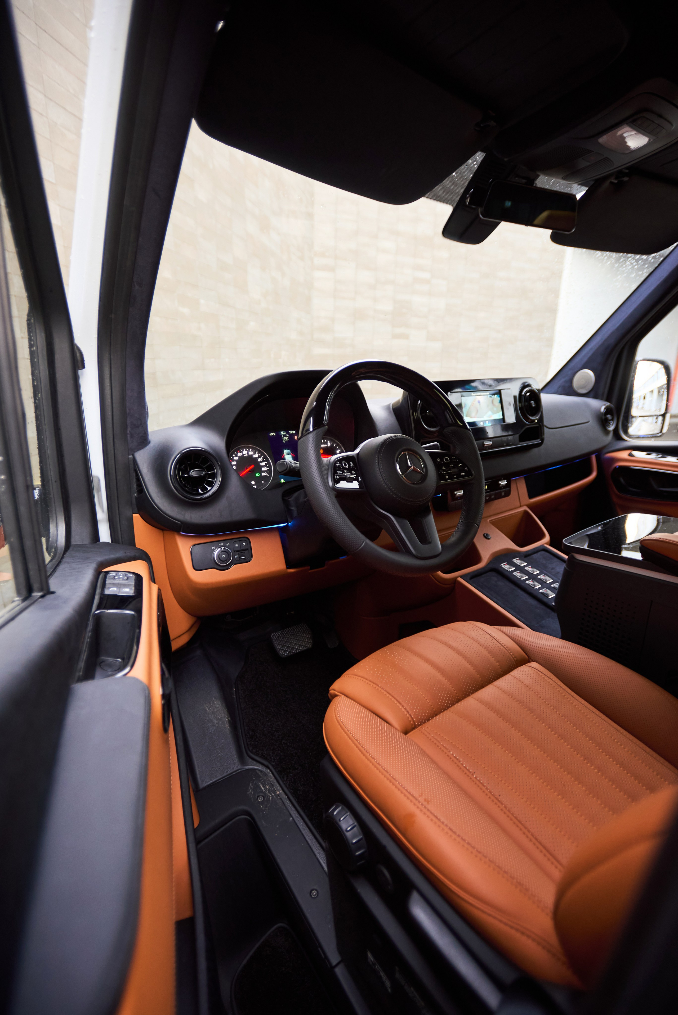 Салон Mercedes-Benz Sprinter тюнинг с водительской зоной и премиальной отделкой