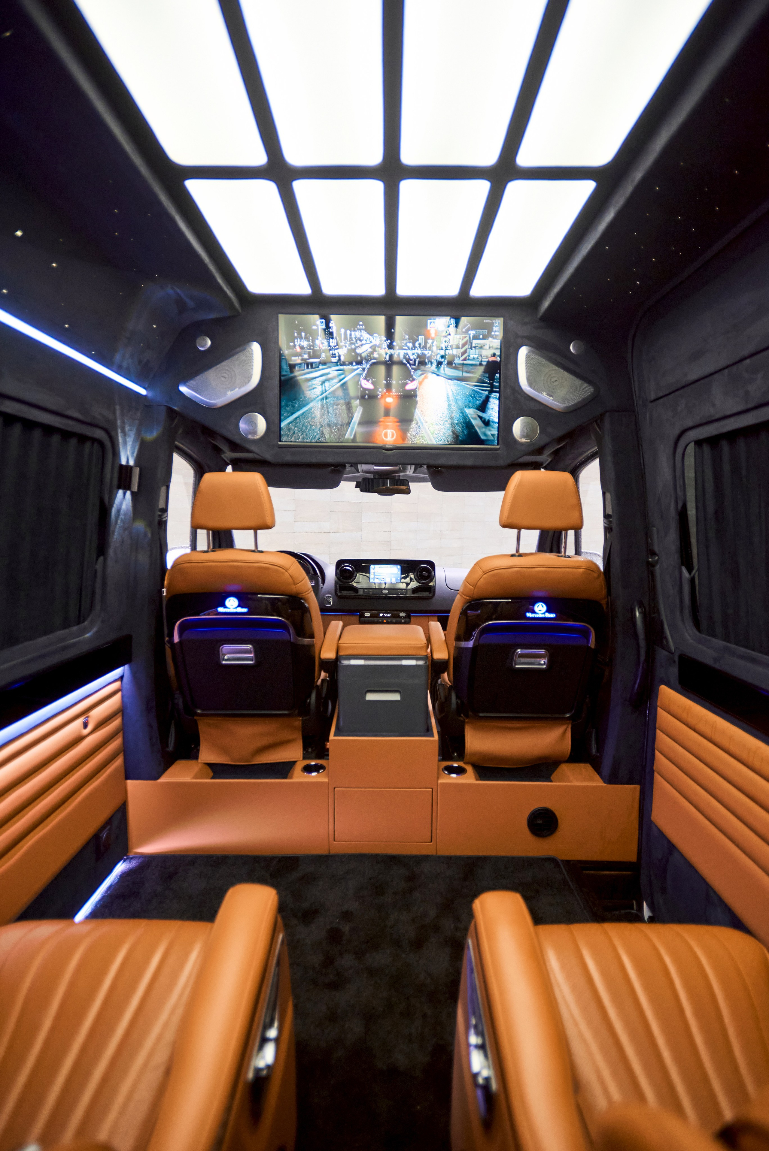 Пассажирский салон Mercedes-Benz Sprinter тюнинг с креслами, телевизором и световым потолком