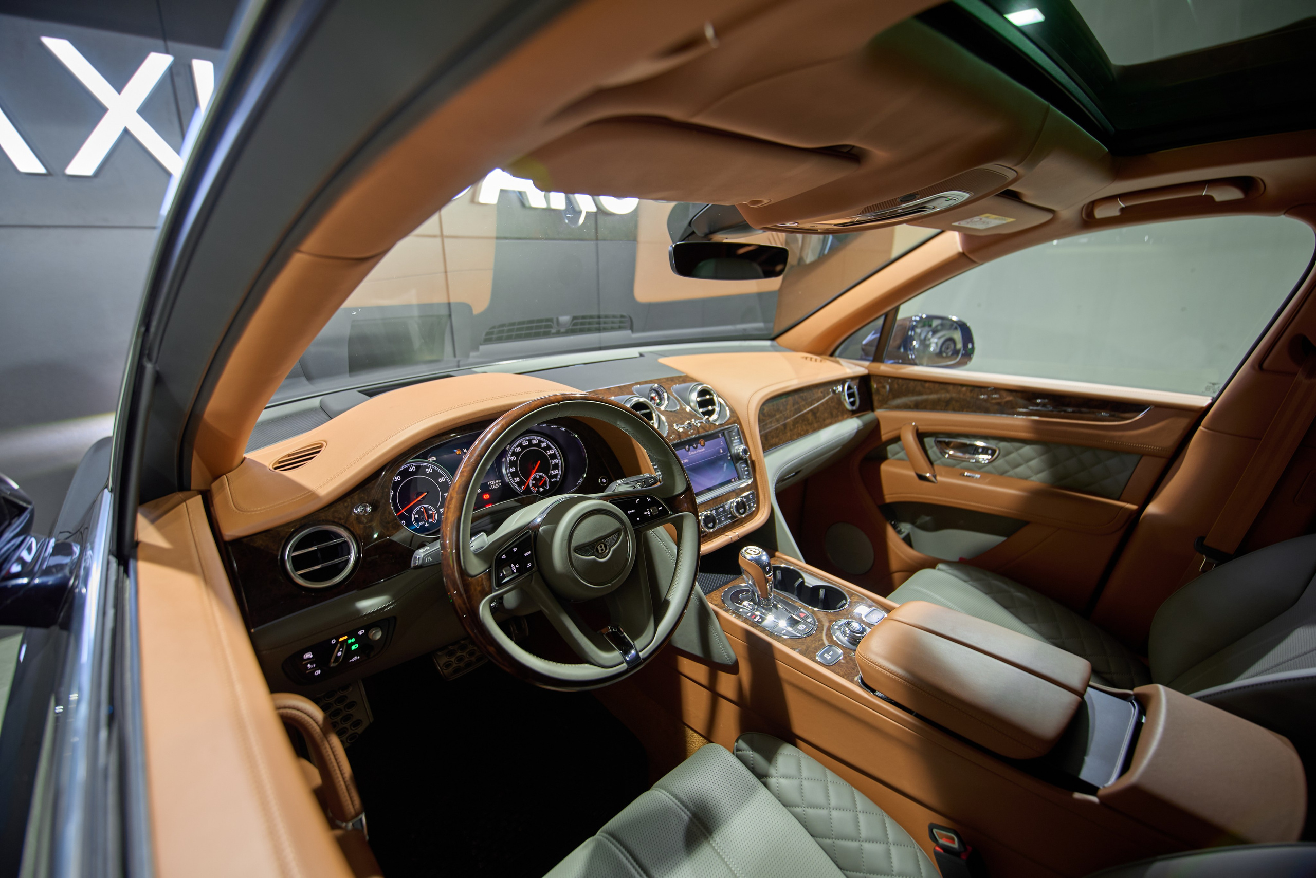 Фотосъёмка передней части салона Bentley Bentayga через открытую дверь