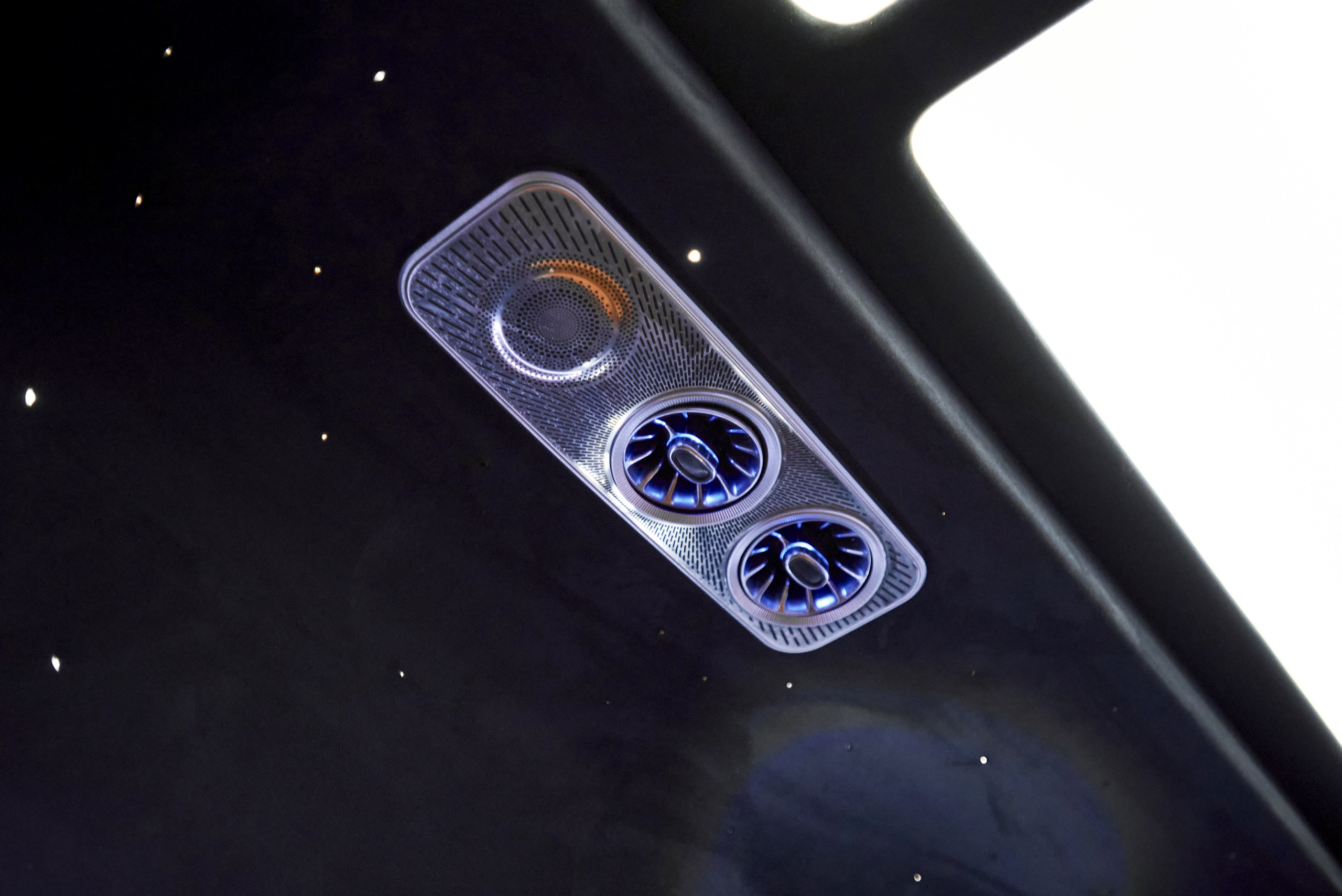 Детальная съёмка потолочной панели управления и динамиков Mercedes-Benz Sprinter тюнинг