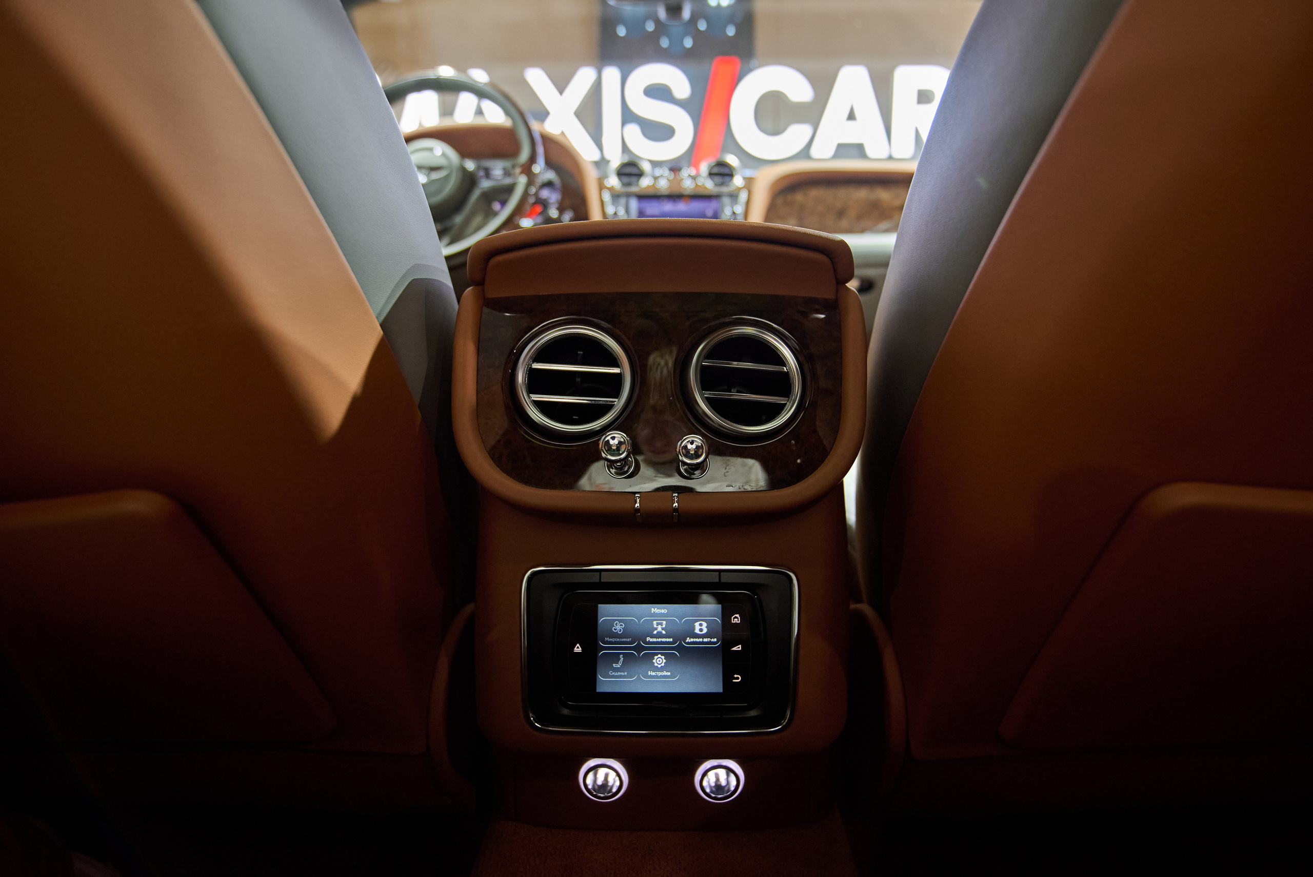 Съёмка задней центральной консоли Bentley Bentayga для пассажиров второго ряда