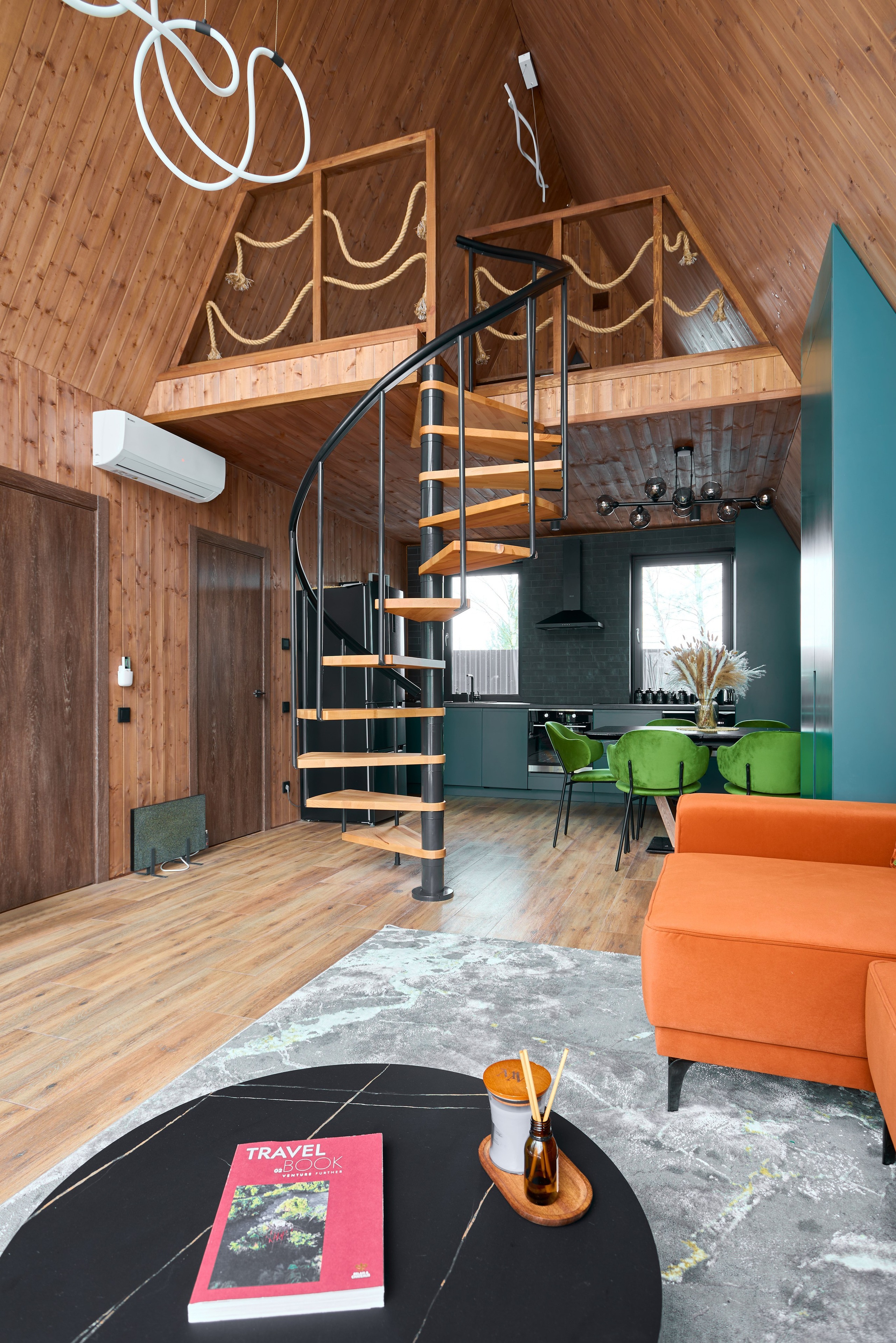 Фото гостиной и кухонной зоны в A-frame доме с лестницей, высокими потолками и деревянной отделкой