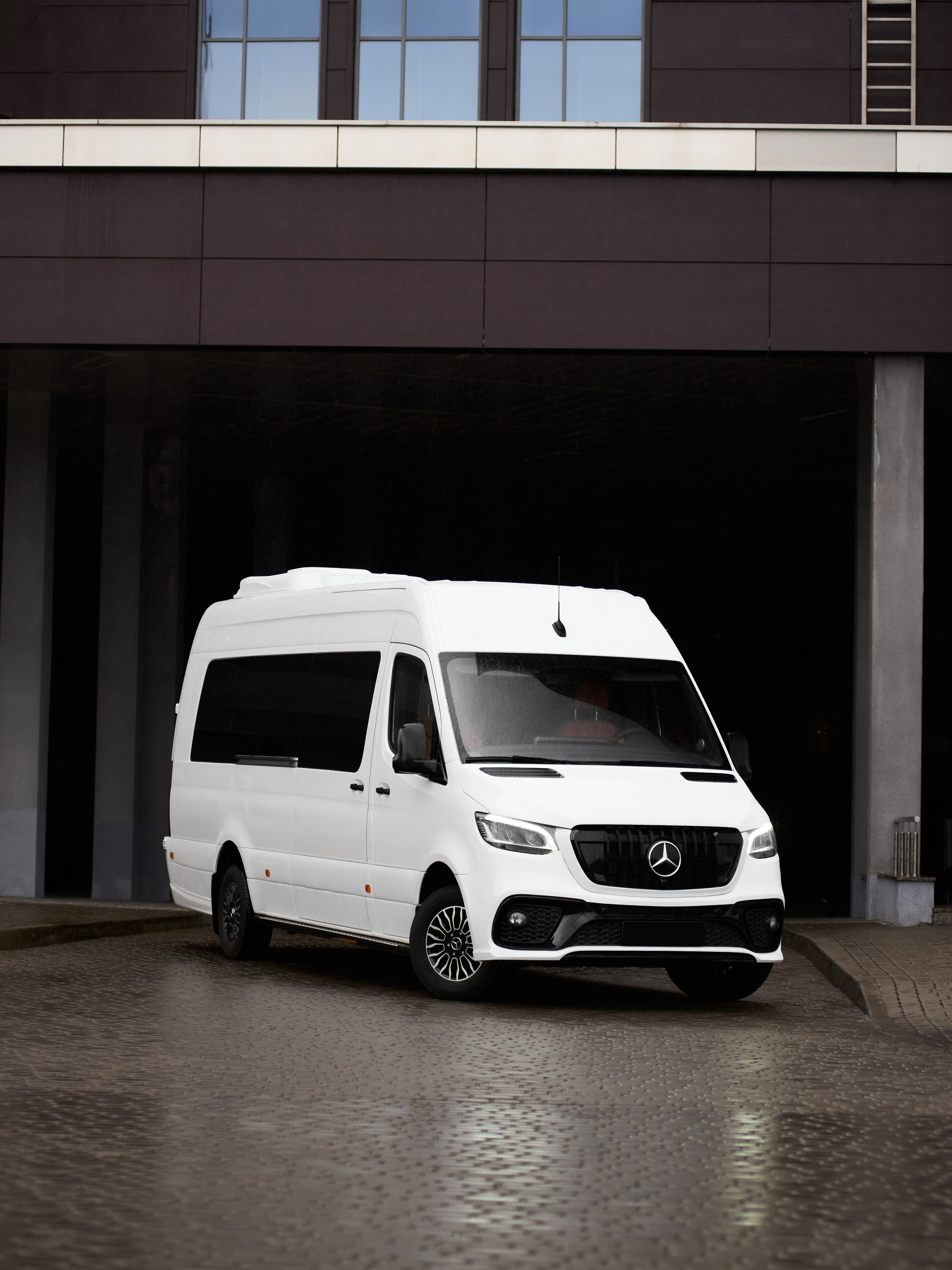 Mercedes-Benz Sprinter тюнинг, фронтальный ракурс под навесом