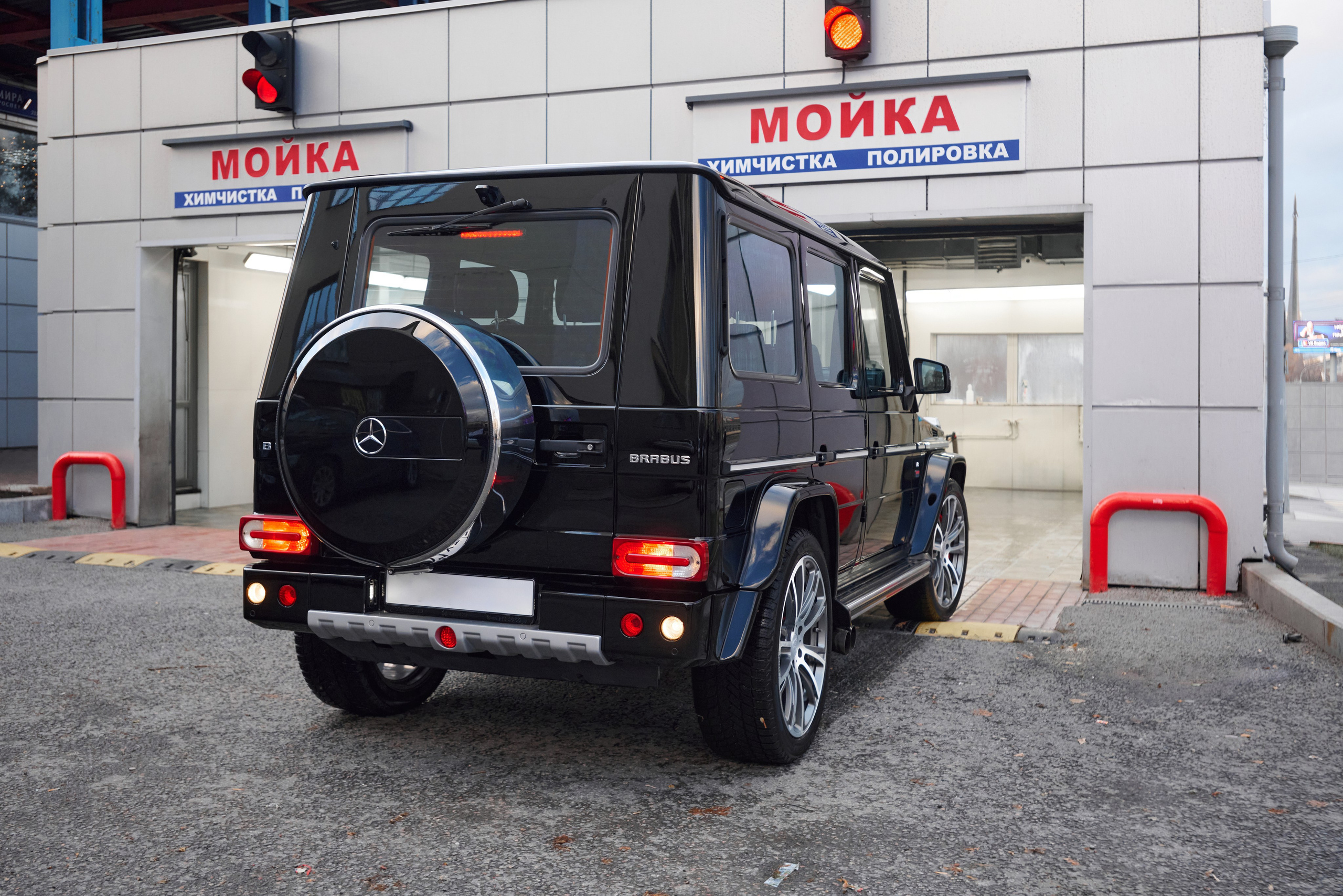 Фотосъёмка чёрного Mercedes-Benz G-Class сзади у автомойки