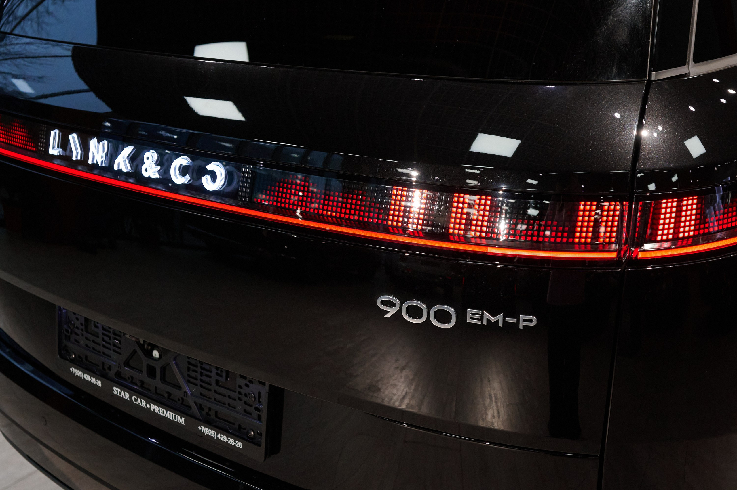 Крупный план заднего фонаря и шильдика Lynk & Co 900 EM-P