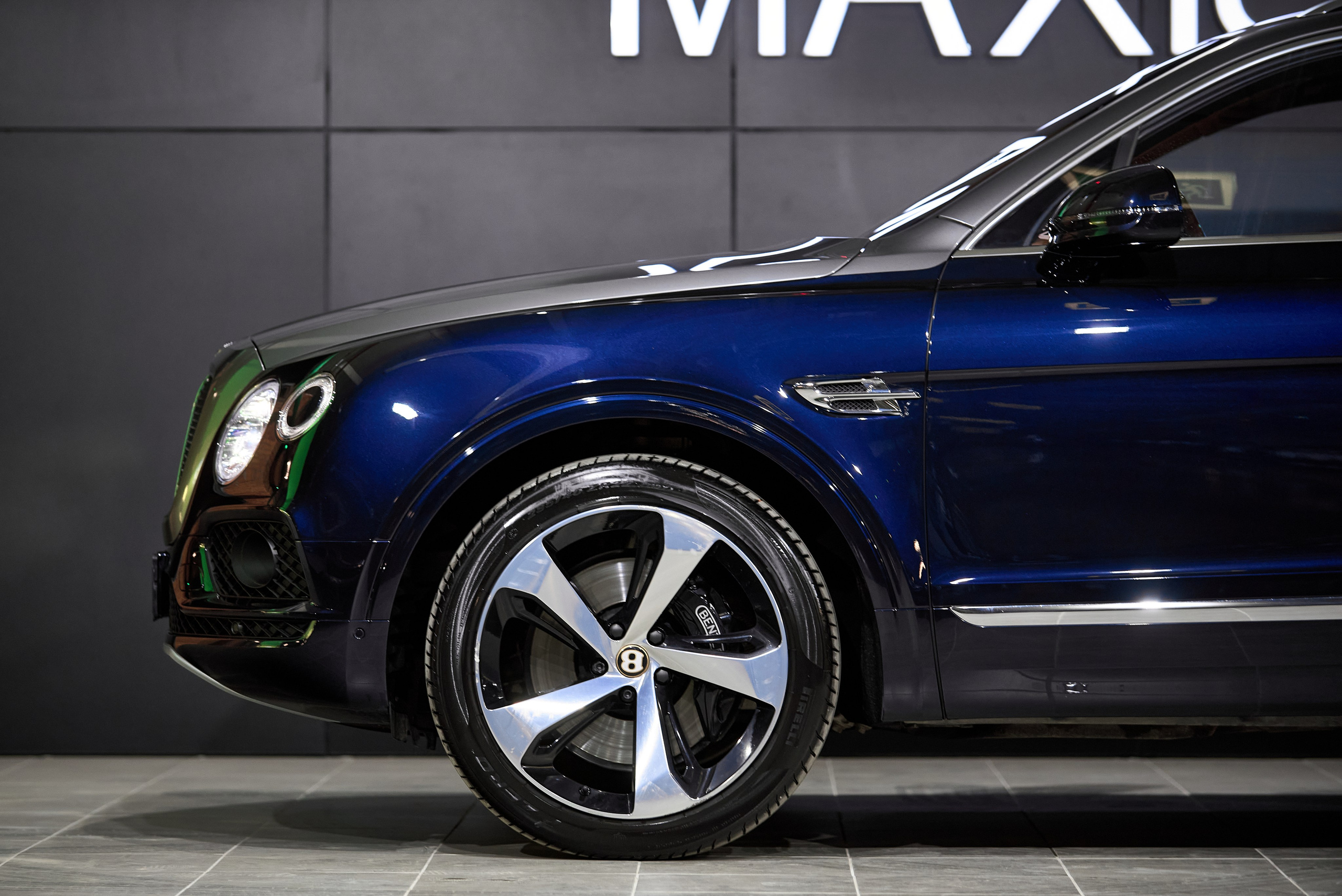 Детальная съёмка переднего колеса Bentley Bentayga
