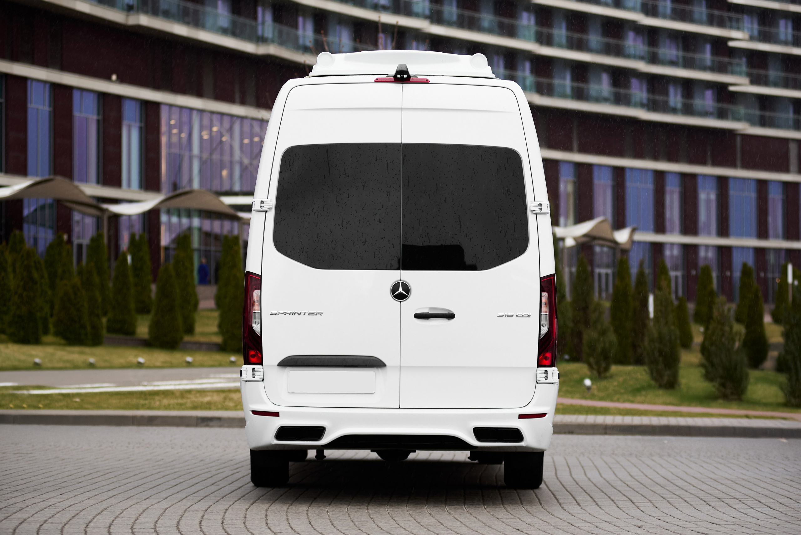 Mercedes-Benz Sprinter тюнинг, вид сзади на фоне современного комплекса