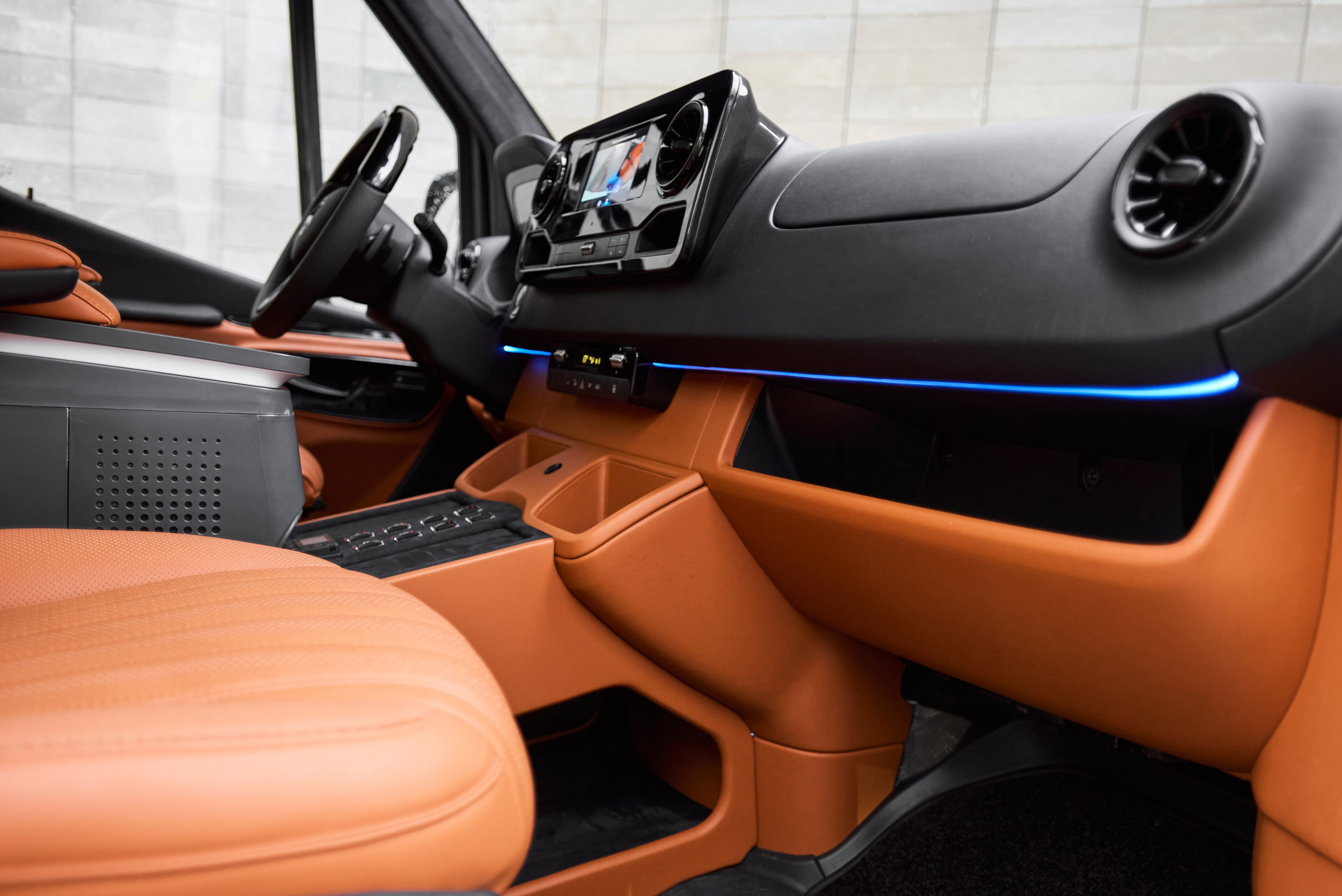 Передняя панель Mercedes-Benz Sprinter тюнинг с оранжевой отделкой и декоративной подсветкой