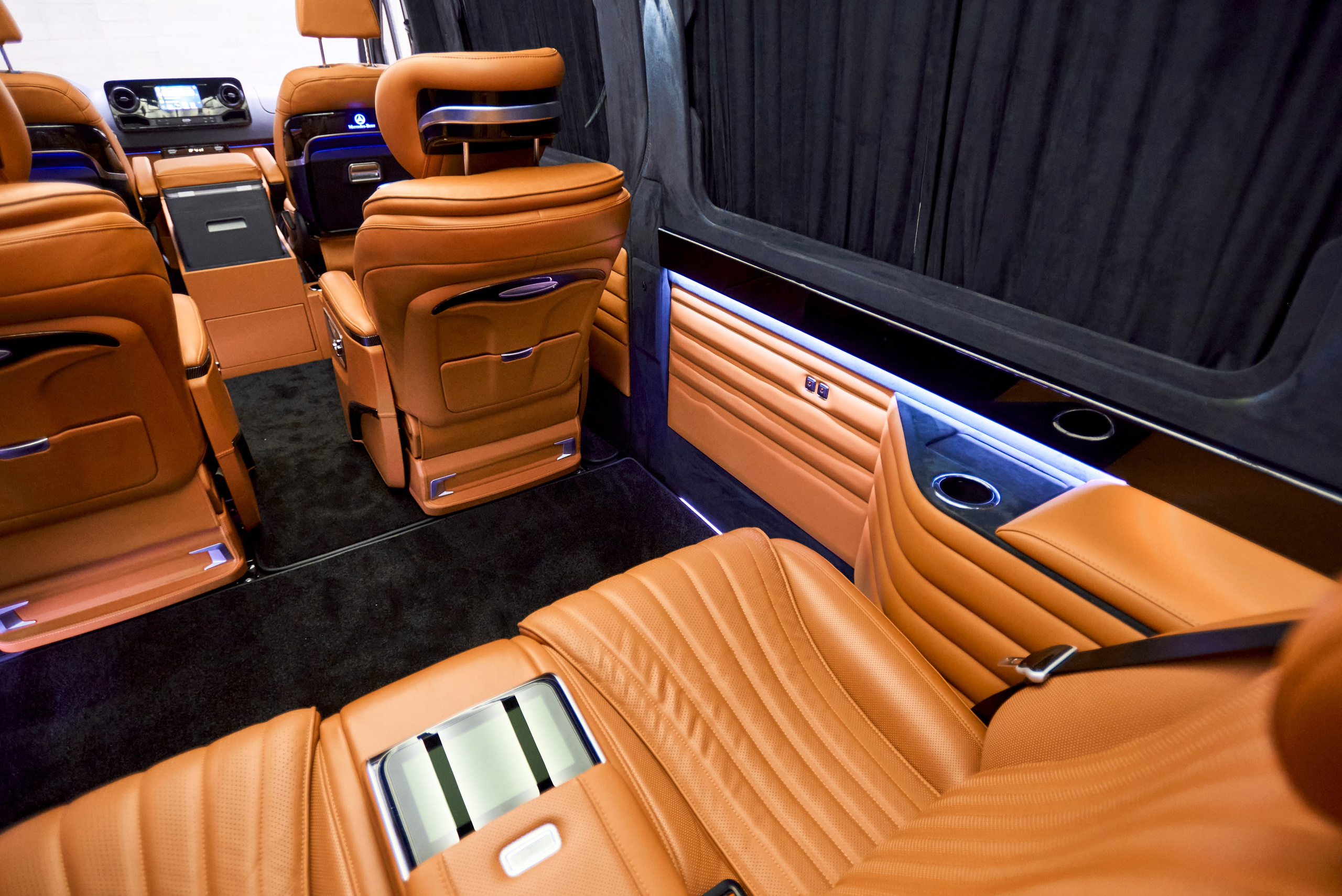 Пассажирский салон Mercedes-Benz Sprinter тюнинг с комфортными креслами и боковой отделкой