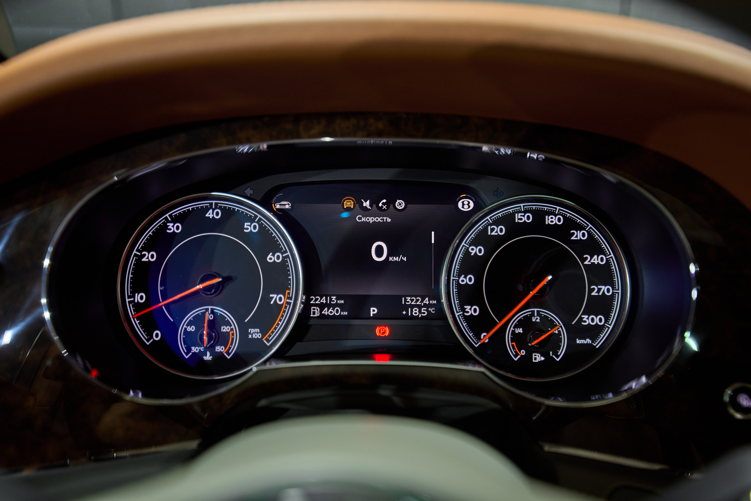 Детальная съёмка приборной панели Bentley Bentayga