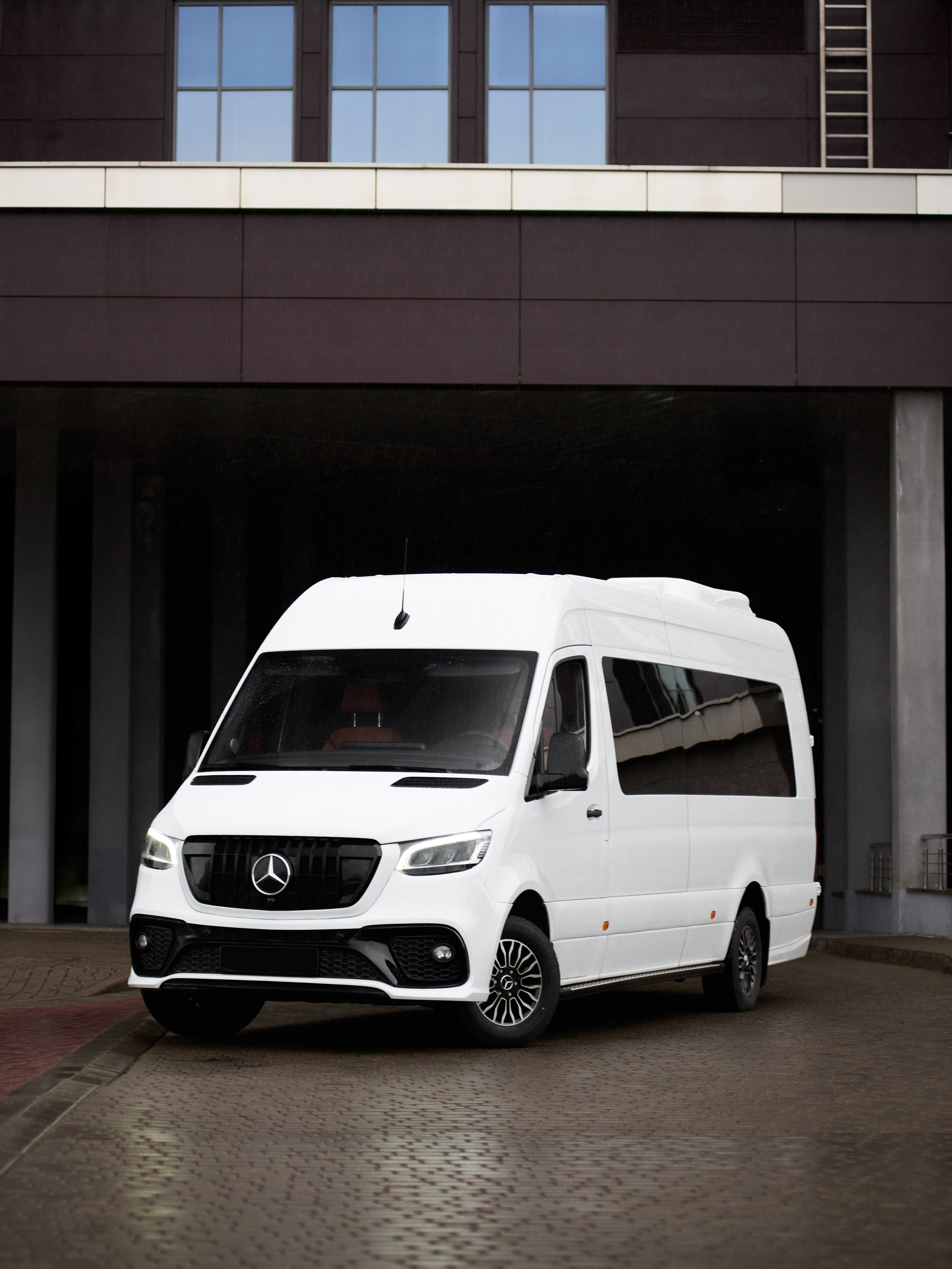 Mercedes-Benz Sprinter тюнинг, передний ракурс под архитектурным навесом