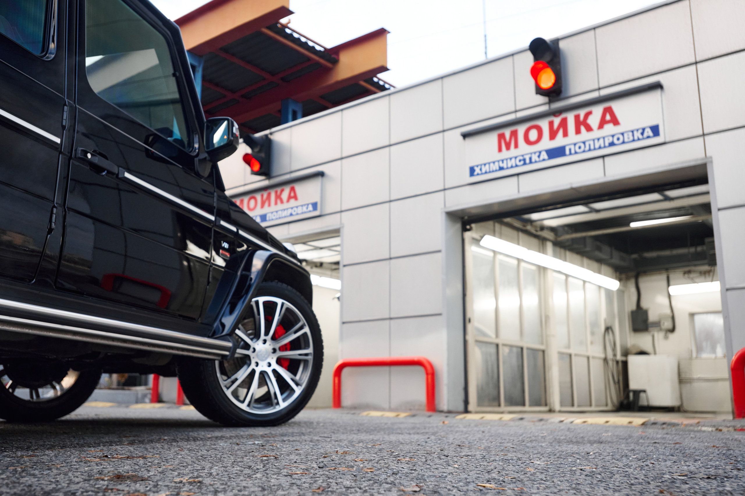Фотосъёмка Mercedes-Benz G-Class сбоку у въезда в автомойку