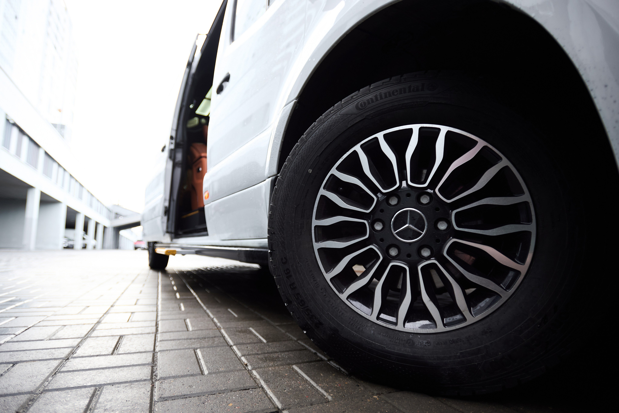 Детальная съёмка переднего колеса Mercedes-Benz Sprinter с многоспицевым диском