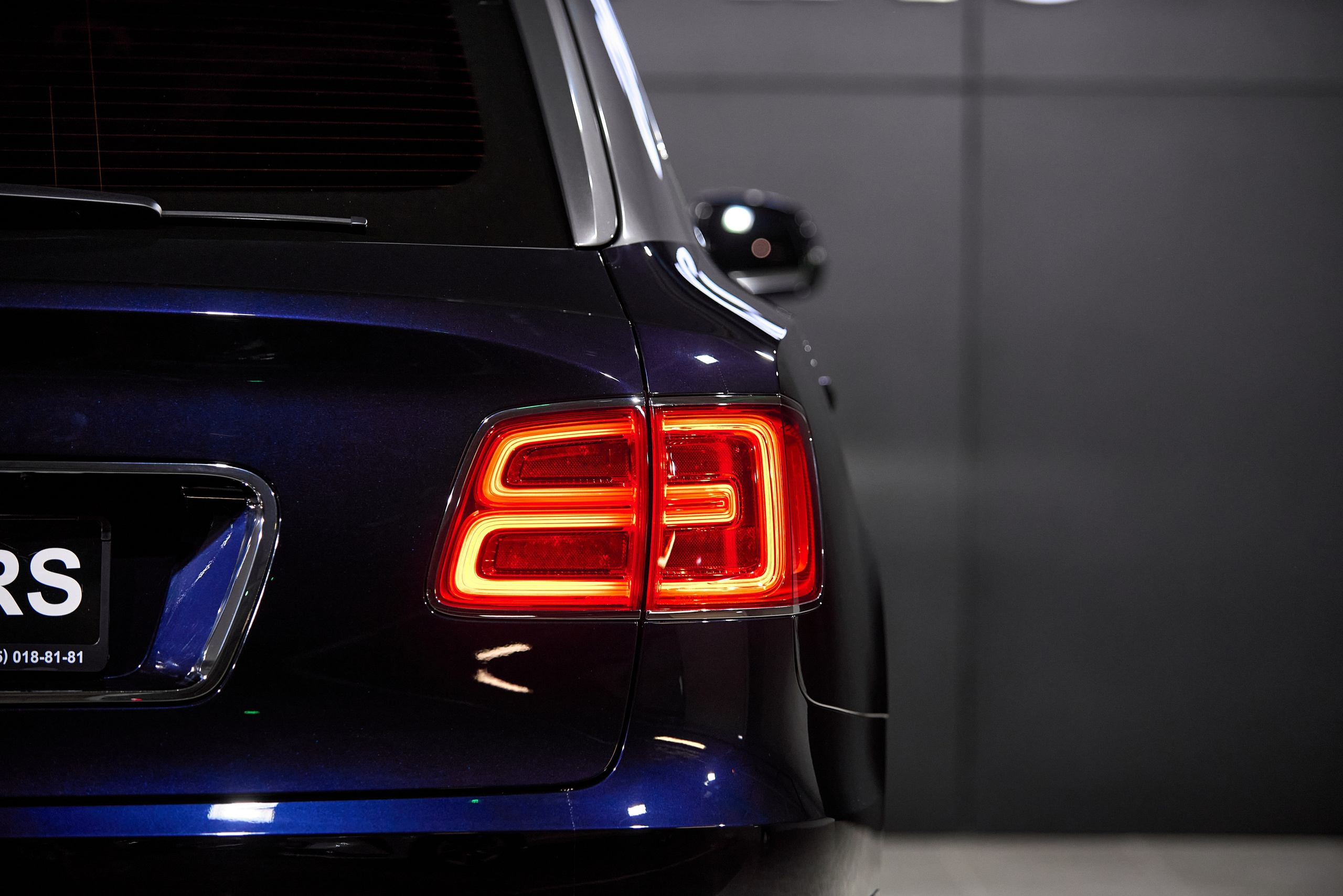Детальная съёмка заднего фонаря Bentley Bentayga